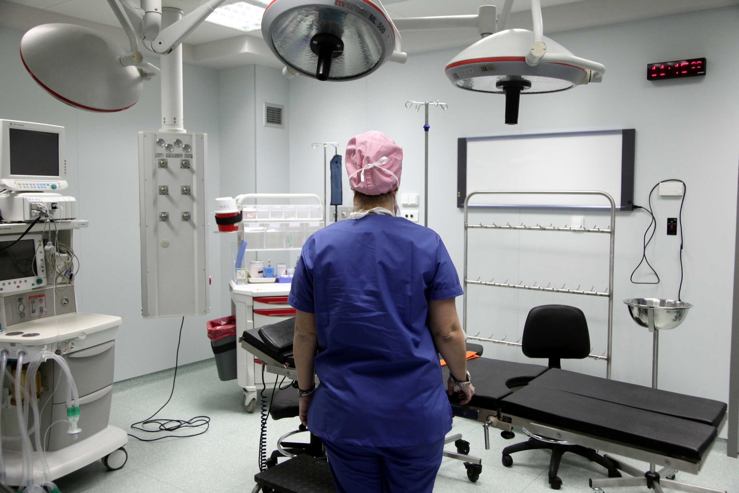 Απογευματινά χειρουργεία: Ομάδες γιατρών θα περιοδεύουν σε νοσοκομεία όλης της χώρας και θα κάνουν επεμβάσεις