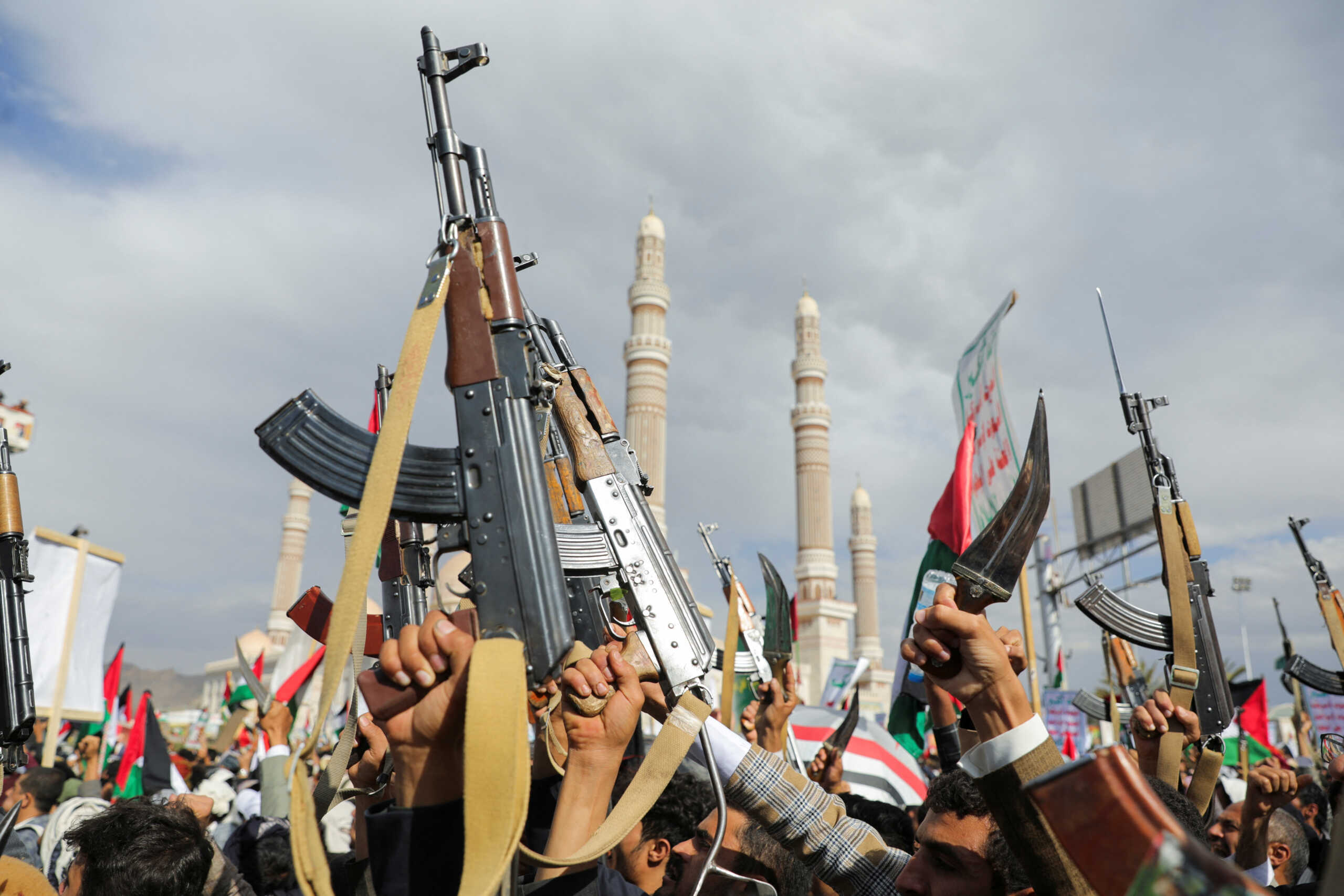 Οι Χούθι ισχυρίζονται πως έπληξαν με πυραύλους και drones εμπορικά και πολεμικά πλοία στην Ερυθρά Θάλασσα