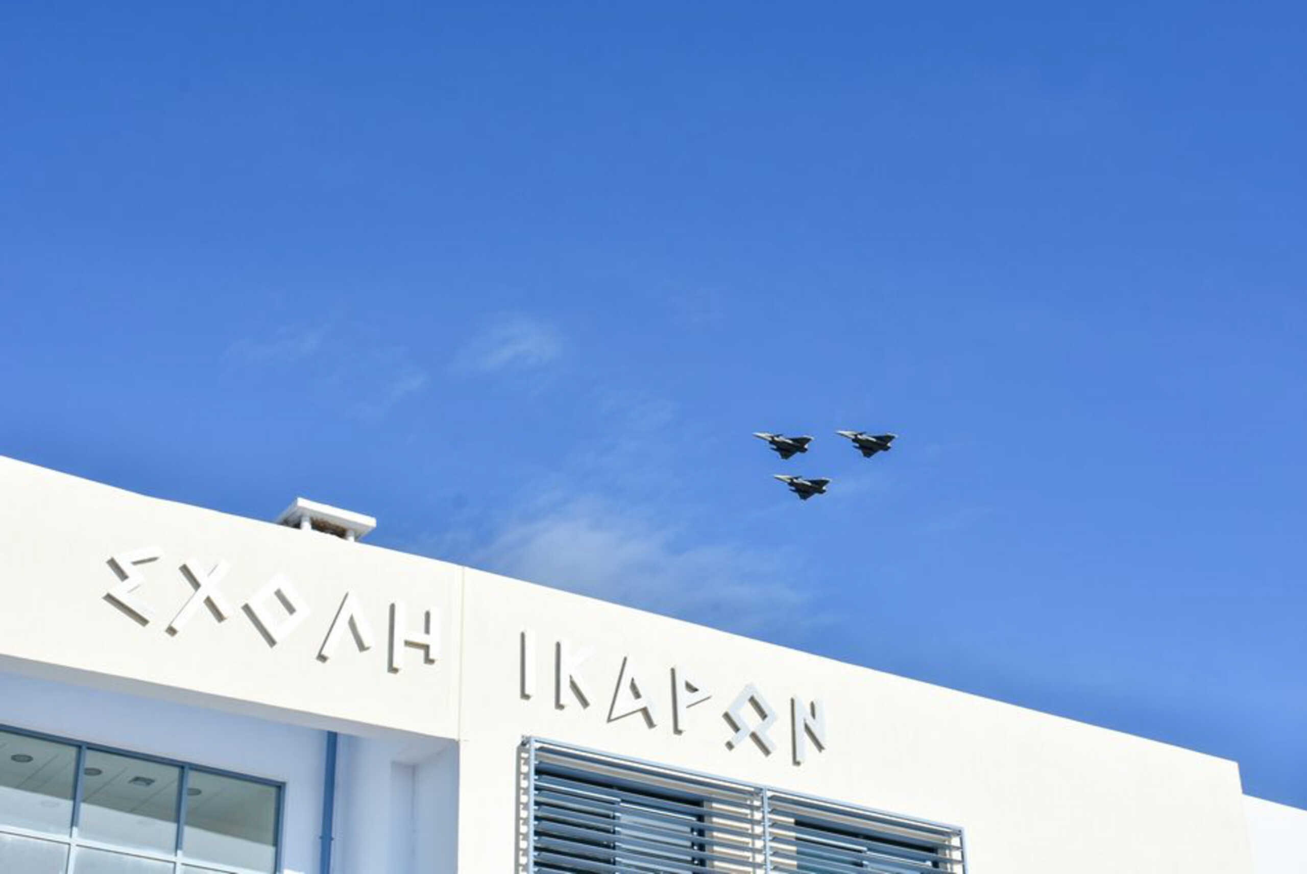 Την Τετάρτη 17 Ιανουαρίου 2024, πραγματοποιήθηκε στη Σχολή
Ικάρων, στην Αεροπορική Βάση Δεκέλειας στο Τατόι, παρουσία του
Υπουργού Εθνικής Άμυνας, κ. Νικόλαου - Γεώργιου Δένδια, η τελετή
παράδοσης - παραλαβής των καθηκόντων του Αρχηγού του Γενικού
Επιτελείου Αεροπορίας (ΓΕΑ), από τον Πτέραρχο (Ι) Θεμιστοκλή
Μπουρολιά, στον Αντιπτέραρχο (Ι) Δημοσθένη Γρηγοριάδη.
Στην τελετή παρέστησαν ο Α΄ Αντιπρόεδρος της Βουλής των Ελλήνων,
κ. Ιωάννης Πλακιωτάκης, ως εκπρόσωπος του Προέδρου της Βουλής, ο
Υφυπουργός Εθνικής Άμυνας, κ. Ιωάννης Κεφαλογιάννης, Βουλευτές
του Ελληνικού Κοινοβουλίου, ο Αρχηγός του Γενικού Επιτελείου
Εθνικής Άμυνας, Στρατηγός Δημήτριος Χούπης, ο Σεβασμιώτατος
Μητροπολίτης Λαρίσης και Τυρνάβου, κ.κ. Ιερώνυμος, ο Αρχηγός του
Γενικού Επιτελείου Στρατού, Αντιστράτηγος Γεώργιος Κωστίδης, ο
Αρχηγός του Γενικού Επιτελείου Ναυτικού, Αντιναύαρχος Δημήτριος -
Ελευθέριος Κατάρας ΠΝ, ο Προϊστάμενος Επιτελείου Αρχηγείου
Ελληνικής Αστυνομίας (ΕΛ.ΑΣ.), Υποστράτηγος Χρήστος Μανούρας,
ως εκπρόσωπος του Αρχηγού ΕΛ.ΑΣ., ο Β΄ Υπαρχηγός του Λιμενικού
Σώματος - Ελληνικής Ακτοφυλακής (Λ.Σ.-ΕΛ.ΑΚΤ.), Αντιναύαρχος
Λ.Σ. Αριστείδης Πανταζόγλου, ως εκπρόσωπος του Αρχηγού Λ.Σ.-
ΕΛ.ΑΚΤ., ο Διοικητής της Πυροσβεστικής Ακαδημίας, Υποστράτηγος
Δημήτριος Καλανιώτης, ως εκπρόσωπος του Αρχηγού του
Πυροσβεστικού Σώματος, ο Αντιπεριφερειάρχης Δυτικής Ελλάδας, κ.
Φωκίων Ζαΐμης, ο Δήμαρχος Παλαιού Φαλήρου, κ. Ιωάννης
Φωστηρόπουλος, Γενικοί Διευθυντές των Διευθύνσεων του Υπουργείου

Εθνικής Άμυνας, Ανώτατοι Αξιωματικοί της Πολεμικής Αεροπορίας
(ΠΑ), ο Πρόεδρος του Διοικητικού Συμβουλίου του Πολεμικού
Μουσείου Αθηνών και πρώην Υφυπουργός Τουριστικής Ανάπτυξης, κ.
Αναστάσιος Λιάσκος, Ακόλουθοι Άμυνας και Αεροπορικοί Ακόλουθοι,
αντιπροσωπείες Αξιωματικών και Υπαξιωματικών των Ενόπλων
Δυνάμεων (ΕΔ) και των Σωμάτων Ασφαλείας, επίτιμοι Αρχηγοί των ΕΔ,
ο Αντιπρόεδρος του Κοινωφελούς Ιδρύματος «ΙΚΑΡΟΣ», κ. Δημήτριος
Κόλιας, η εκπρόσωπος του Ιδρύματος Αθηνάς Ι. Μαρτίνου, κα. Ιωάννα
Μαρτίνου, η Γενική Διευθύντρια της αεροπορικής εταιρείας «Sky
Express», κα. Βασιλική Χρηστίδη, αντιπροσωπείες Ενώσεων
Αποστράτων καθώς και προσωπικό της ΠΑ.

Σμήναρχος (Ι) Σωτήριος Μαγκώτσιος
Εκπρόσωπος Τύπου ΓΕΑ  (ΓΡ. ΤΥΠΟΥ ΓΕΑ