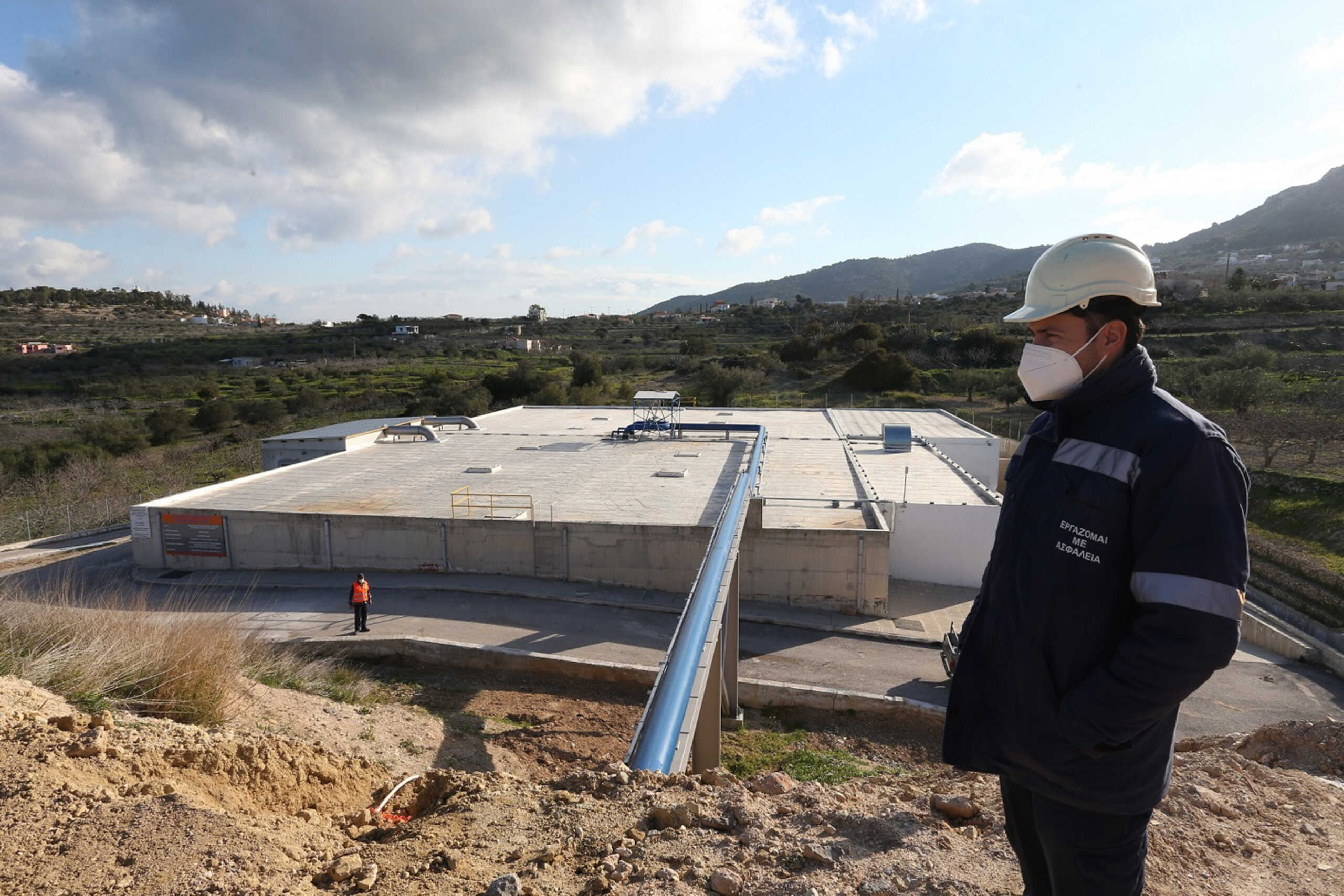 Παραδόθηκε σήμερα και επίσημα το έργο του
υποθαλάσσιου αγωγού ύδρευσης από τον Περιφερειάρχη Αττικής Γ. Πατούλη
στον Δήμαρχο Αίγινας Γ. Ζορμπά. Τετάρτη 19 Ιανουαρίου 2022 (ΠΕΡΙΦΕΡΕΙΑ ΑΤΤΙΚΗΣ