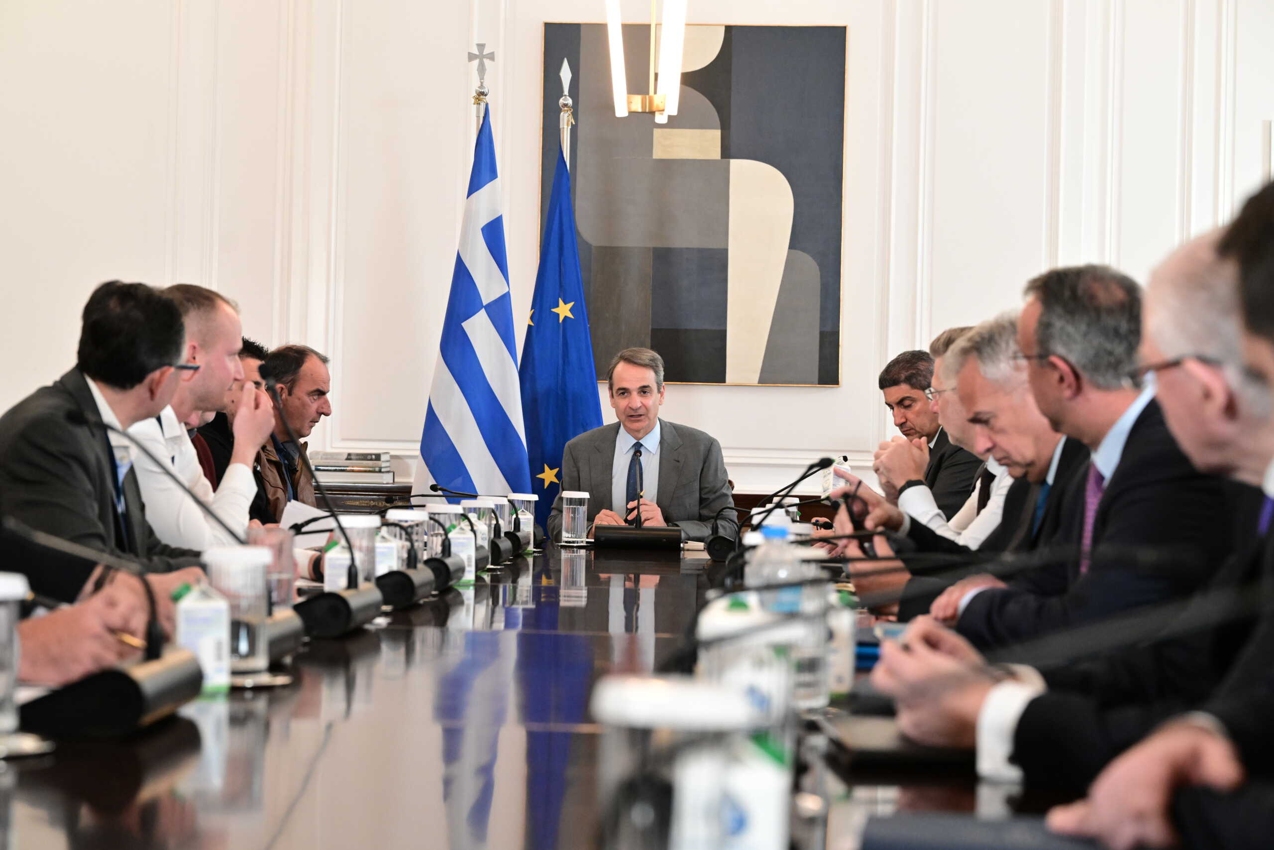 Συνάντηση του Πρωθυπουργού Κυριάκου Μητσοτάκη με τους εκπροσώπους των αγροτικών φορέων της Θεσσαλίας, στο Μέγαρο Μαξίμου, Δευτέρα 11 Μαρτίου 2024. 
(ΤΑΤΙΑΝΑ ΜΠΟΛΑΡΗ