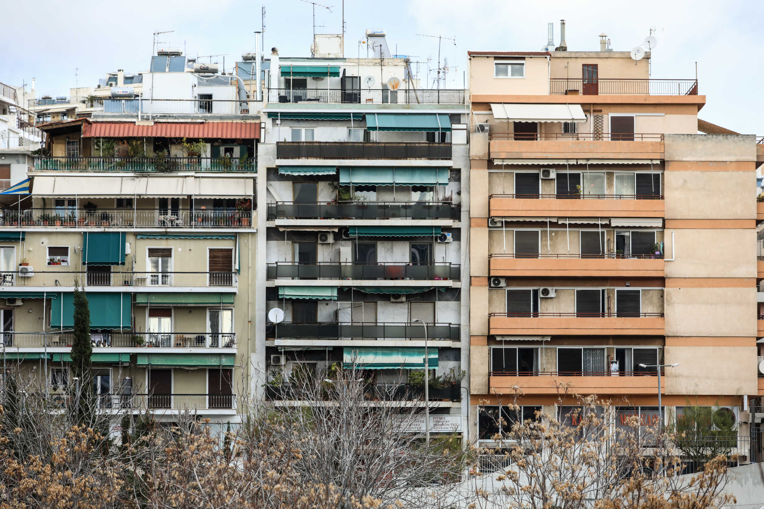 Σε μικρότερες κατοικίες από αυτές που επιθυμούν ζουν οι Έλληνες
