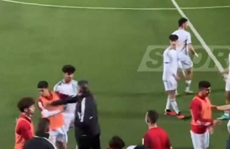 Ο προπονητής της εθνικής Αλγερίας U20 στο ποδόσφαιρο χαστούκισε τους παίκτες του επειδή τσακώθηκαν με αντιπάλους