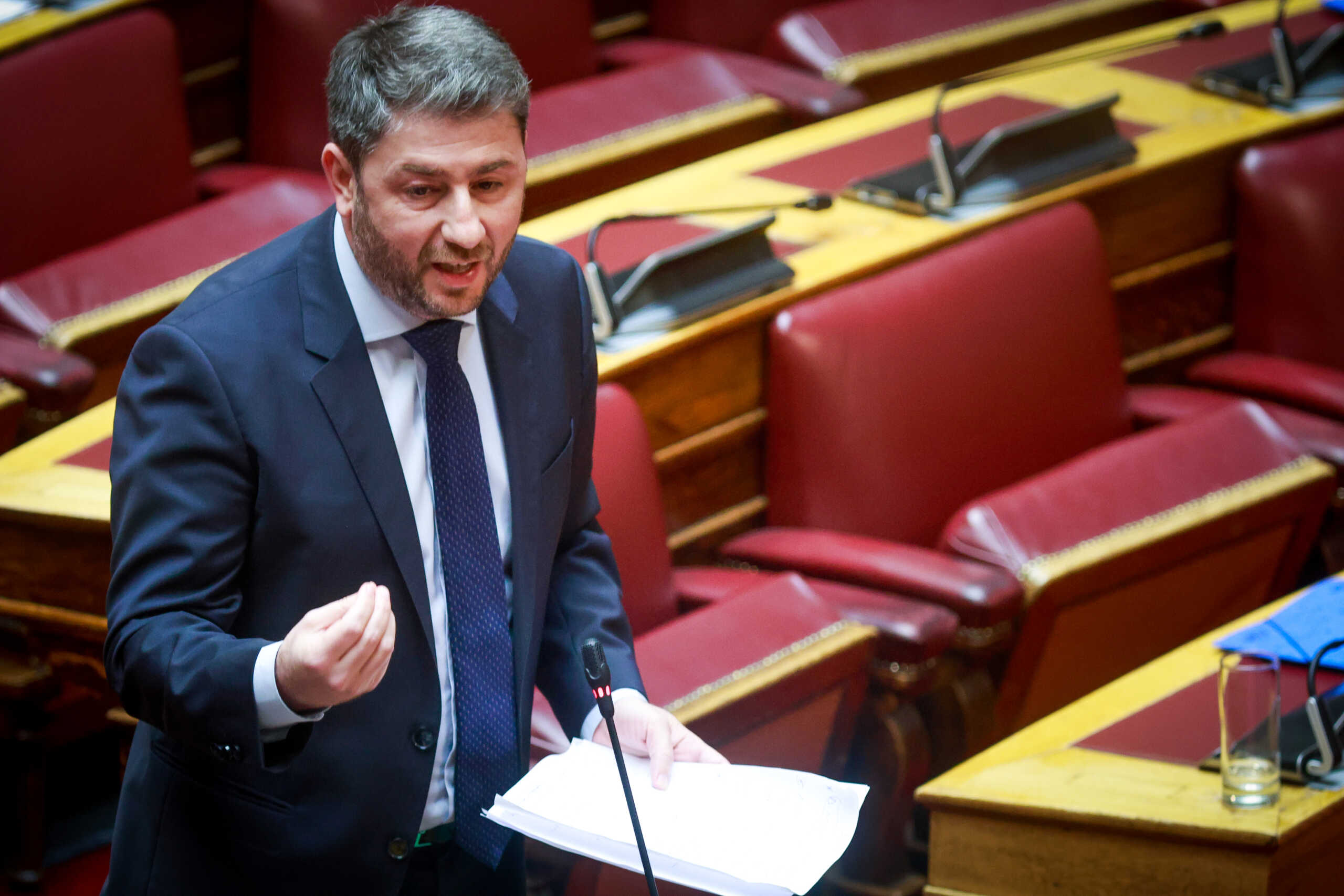 Δεύτερη ημέρα της συζήτησης στην Ολομέλεια της Βουλής της πρότασης δυσπιστίας στην κυβέρνηση που κατέθεσε ο πρόεδρος του ΠΑΣΟΚ-Κινήματος Αλλαγής Νίκος Ανδρουλάκης, με αφορμή το δημοσίευμα του "Βήματος της Κυριακής" για αλλοίωση των διαλόγων του σταθμάρχη της Λάρισας με τους μηχανοδηγούς το βράδυ της 28ης Φεβρουαρίου 2023, όταν και συνέβη η πολύνεκρη σύγκρουση αμαξοστοιχιών στα Τέμπη, Τετάρτη 27 Μαρτίου 2024. Την πρόταση δυσπιστίας του ΠΑΣΟΚ-Κινήματος Αλλαγής στηρίζουν ΣΥΡΙΖΑ-Προοδευτική Συμμαχία, ΚΚΕ, Νέα Αριστερά, Ελληνική Λύση και Πλεύση Ελευθερίας.  
(ΓΙΩΡΓΟΣ ΚΟΝΤΑΡΙΝΗΣ