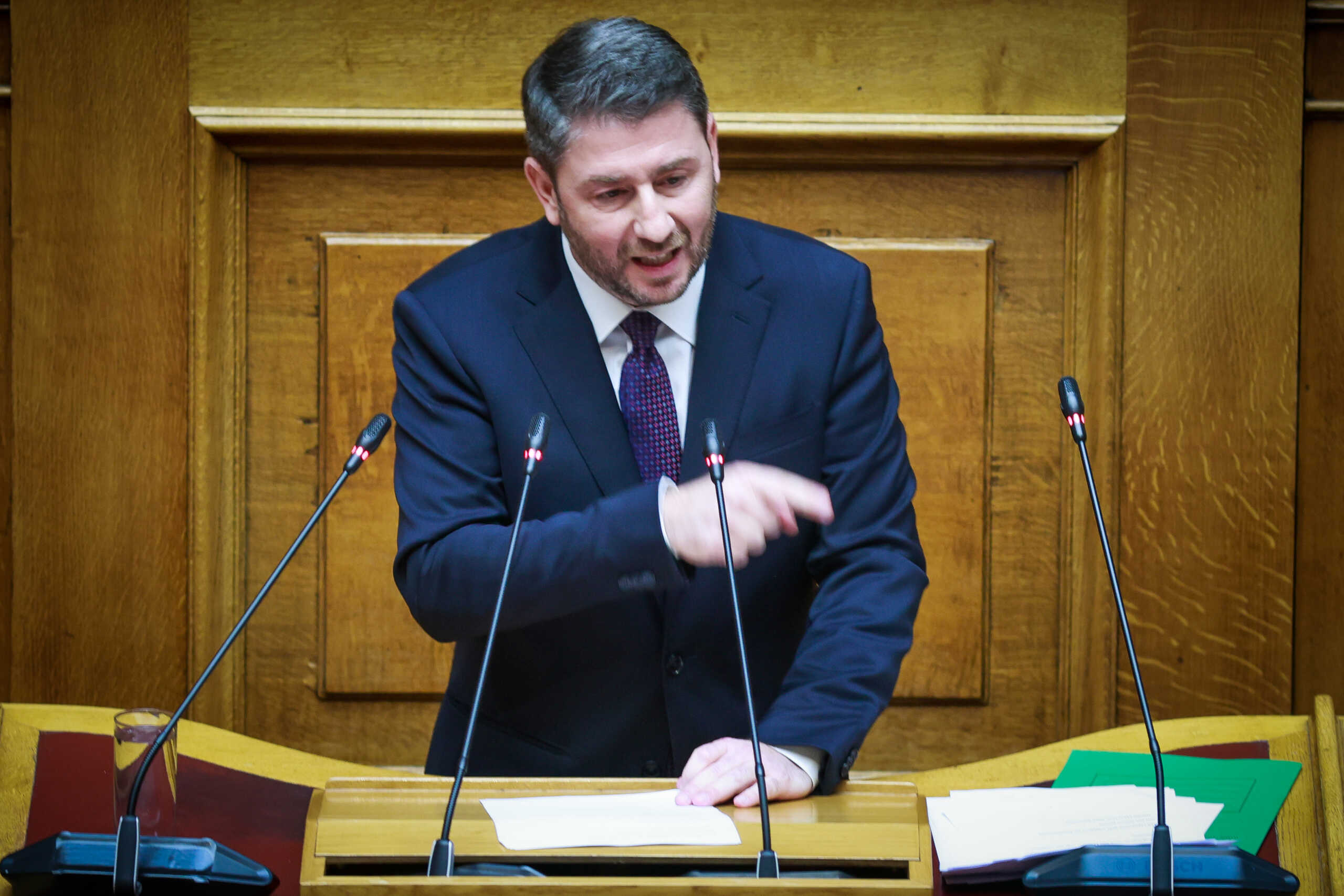 Τρίτη ημέρα της συζήτησης στην Ολομέλεια της Βουλής της πρότασης δυσπιστίας στην κυβέρνηση που κατέθεσε ο πρόεδρος του ΠΑΣΟΚ-Κινήματος Αλλαγής Νίκος Ανδρουλάκης, με αφορμή το δημοσίευμα του "Βήματος της Κυριακής" για αλλοίωση των διαλόγων του σταθμάρχη της Λάρισας με τους μηχανοδηγούς το βράδυ της 28ης Φεβρουαρίου 2023, όταν και συνέβη η πολύνεκρη σύγκρουση αμαξοστοιχιών στα Τέμπη, Πέμπτη 28 Μαρτίου 2024. Την πρόταση δυσπιστίας του ΠΑΣΟΚ-Κινήματος Αλλαγής στηρίζουν ΣΥΡΙΖΑ-Προοδευτική Συμμαχία, ΚΚΕ, Νέα Αριστερά, Ελληνική Λύση και Πλεύση Ελευθερίας. 
(ΓΙΩΡΓΟΣ ΚΟΝΤΑΡΙΝΗΣ
