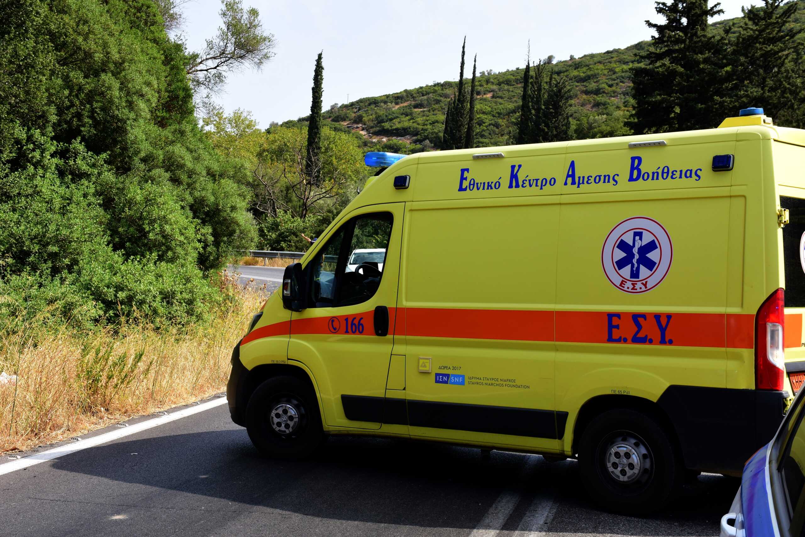 ΑΡΓΟΣ - Τροχαίο ατύχημα στο οποίο συγκρούστηκαν τρία επιβατικά αυτοκίνητα σημειώθηκε το μεσημέρι του Σαββάτου 20 Αυγούστου 2022 στην παλιά εθνική Άργους - Κορίνθου λίγο πριν τα Δερβενάκια.  Αποτέλεσμα της σύγκρουσης ήταν ο τραυματισμός δυο ατόμων που επέβαιναν στα Ι.Χ. και υλικές ζημιές. Στο σημείο μετέβησαν ένα πυροσβεστικό όχημα , περιπολικά της Τροχαίας Άργους και το ΕΚΑΒ. Προανάκριση για τους λόγους του ατυχήματος διενεργεί το Τμήμα Τροχαίας 'Αργους. (Βασίλης Παπαδόπουλος