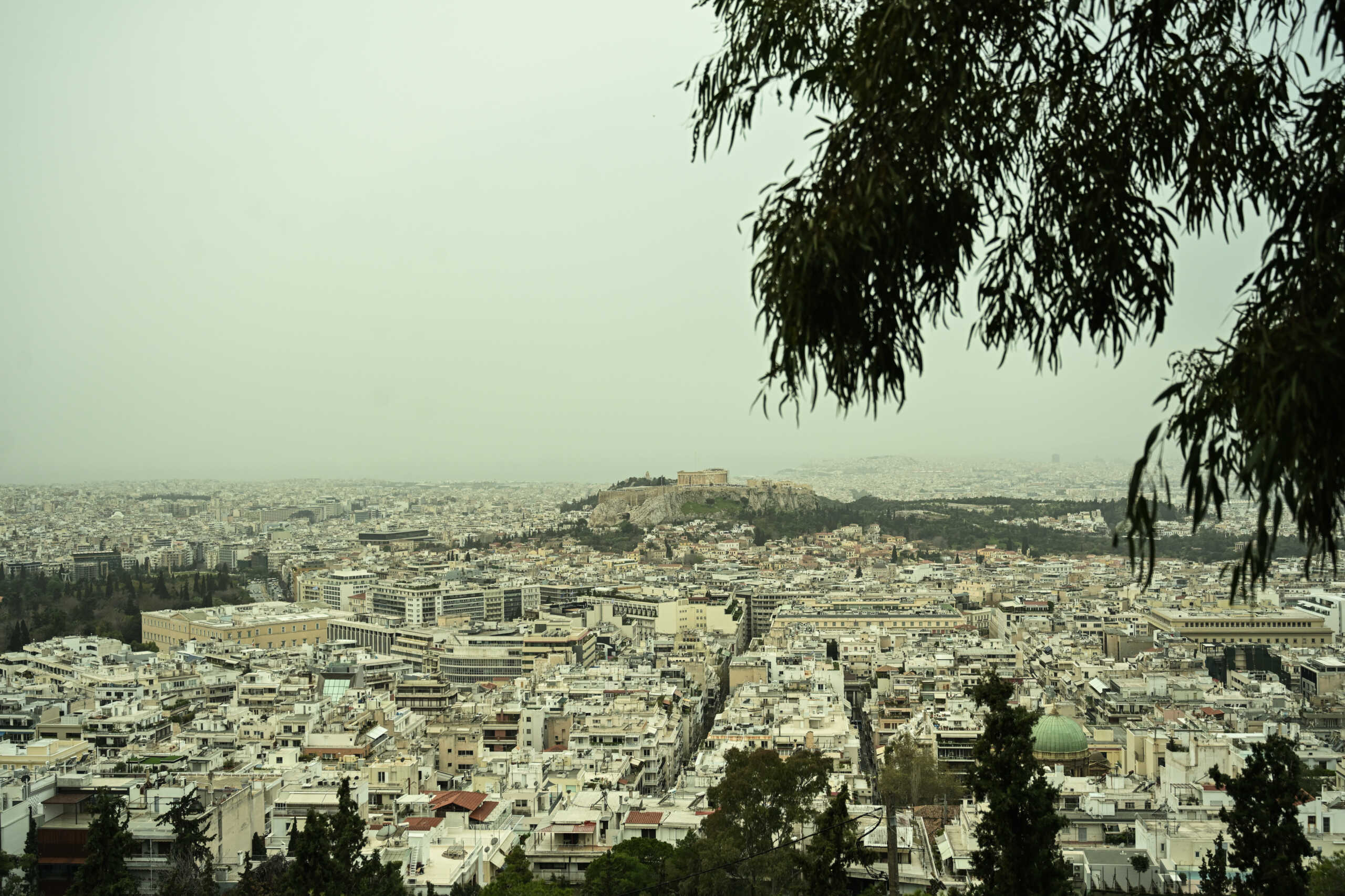 Στιγμιότυπο από την Αθήνα, Πέμπτη 28 Μαρτίου 2024. Σκόνη που μεταφέρθηκε, λόγω μετεωρολογικών συνθηκών από την βόρεια Αφρική σκέπασε την ατμόσφαιρα πάνω από την Αττική. 
(ΚΩΣΤΑΣ ΤΖΟΥΜΑΣ