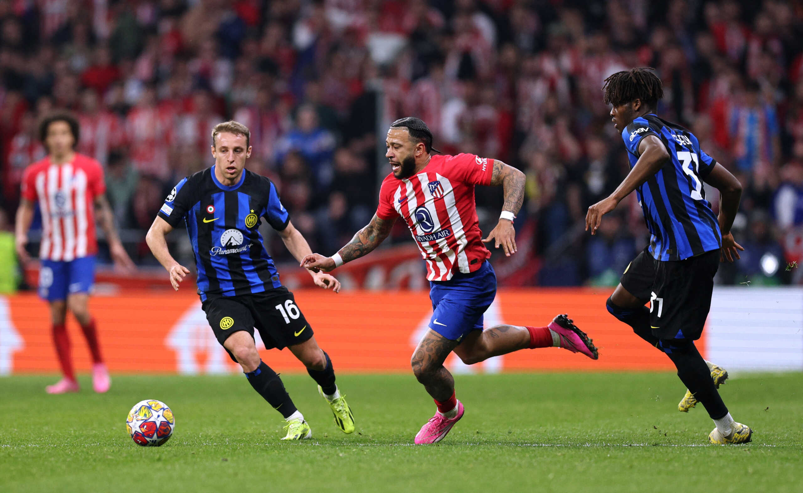 Soccer Football - Champions League - Round of 16 - Second Leg - Atletico Madrid v Inter Milan - Metropolitano, Madrid, Spain - March 13, 2024  Atletico Madrid's Memphis Depay in action with Inter Milan's Davide Frattesi and Yann Aurel Bisseck REUTERS