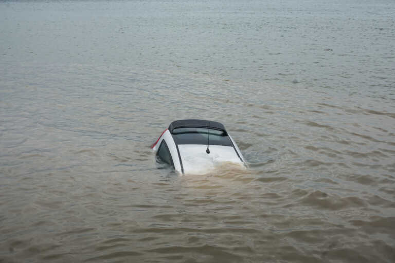 Θρίλερ στην Καβάλα με αυτοκίνητο που έπεσε στη θάλασσα - Έρευνες από δύτη για τυχόν εγκλωβισμένους