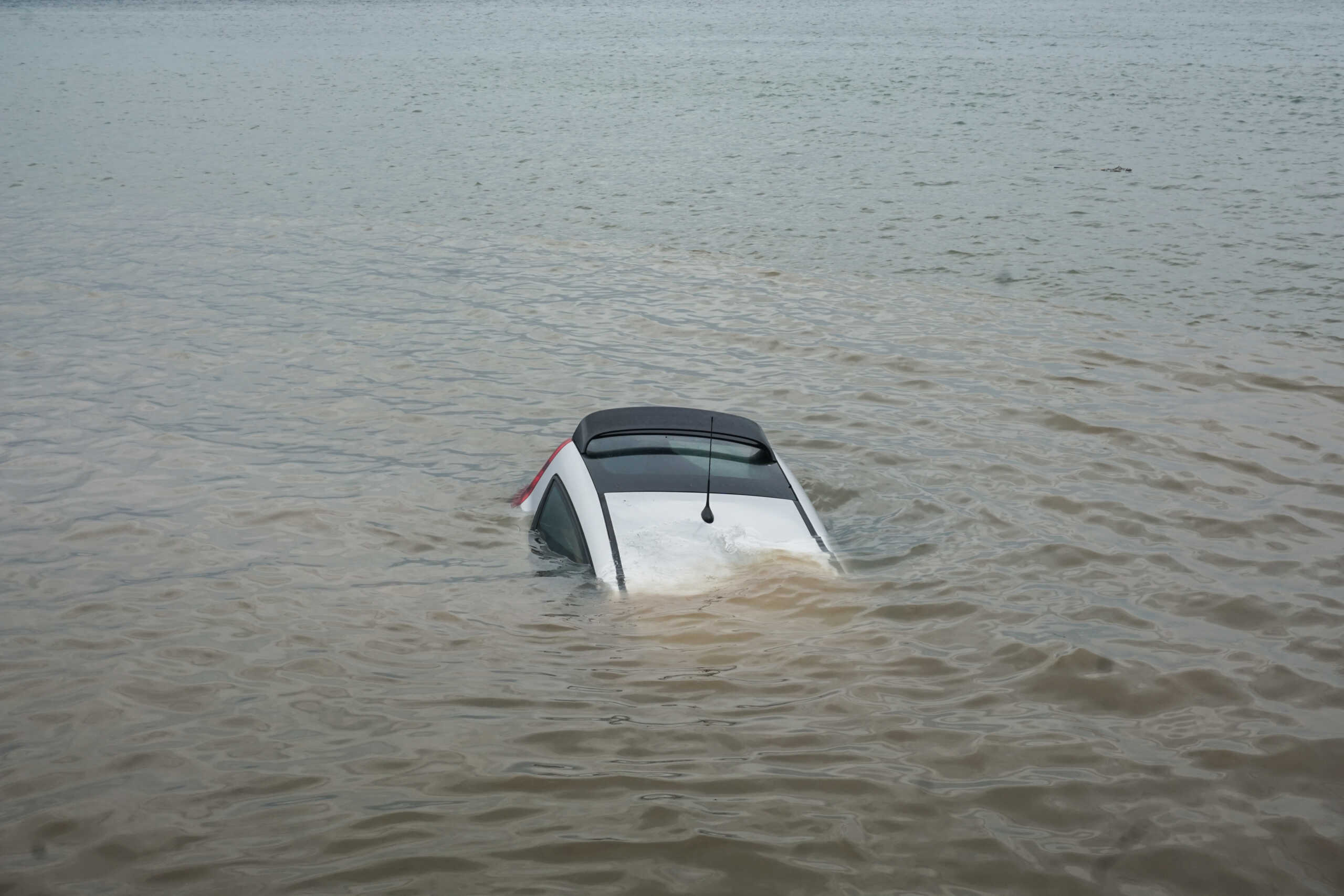 Καβάλα: Έρευνες από δύτη για αυτοκίνητο που έπεσε στη θάλασσα