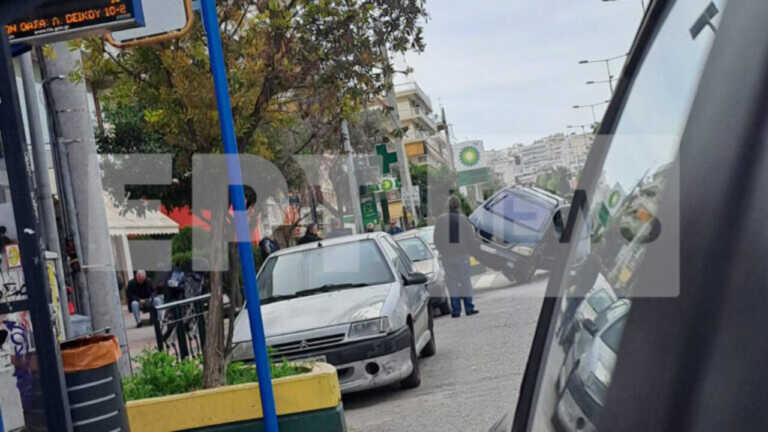 Πρωτοφανές τροχαίο στο Γαλάτσι - Διερχόμενο ΙΧ καβάλησε παρκαρισμένα αυτοκίνητα στη λεωφόρο Βεϊκου