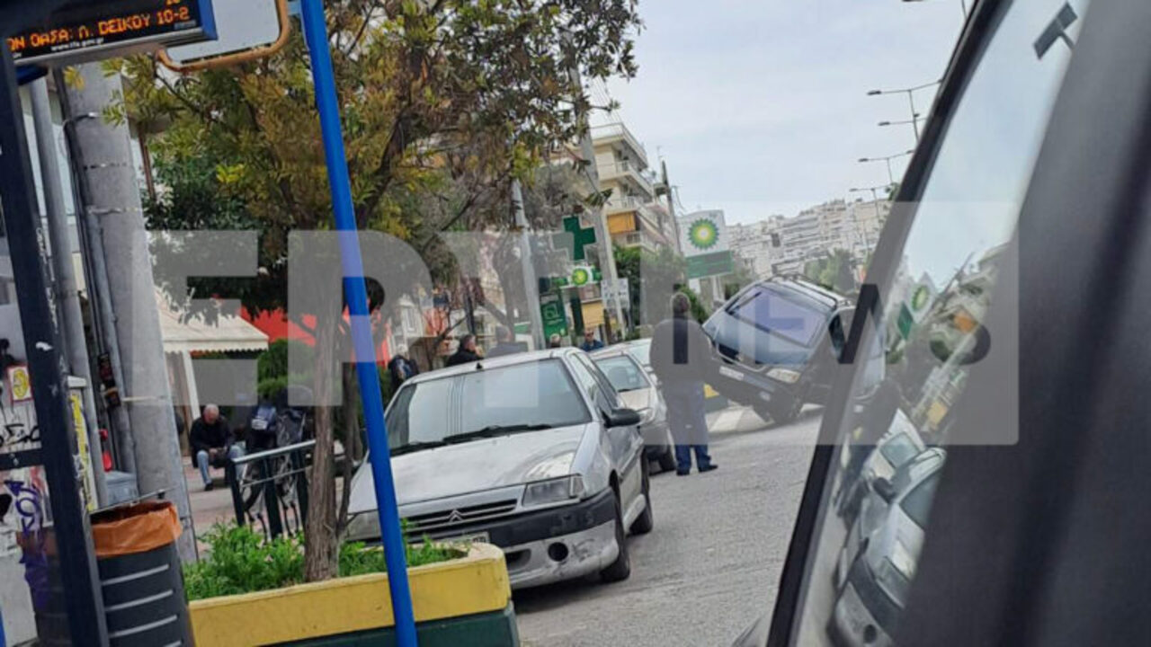 Γαλάτσι: Διερχόμενο ΙΧ καβάλησε παρκαρισμένα αυτοκίνητα στη λεωφόρο Βεϊκου