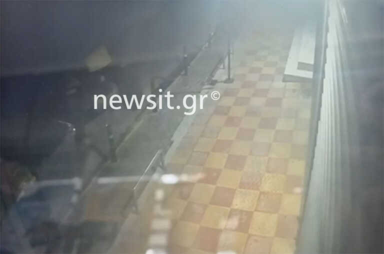 Βίντεο ντοκουμέντο από την απόπειρα διάρρηξης στο Καπανδρίτι - Η στιγμή που οι δράστες φτάνουν με τη μπουλντόζα στο κοσμηματοπωλείο