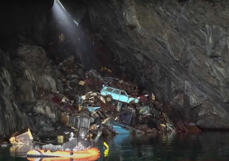 Το σπήλαιο στην Ουαλία που έχει γίνει νεκροταφείο αυτοκινήτων - Κανείς δε γνωρίζει πως βρέθηκαν εκεί