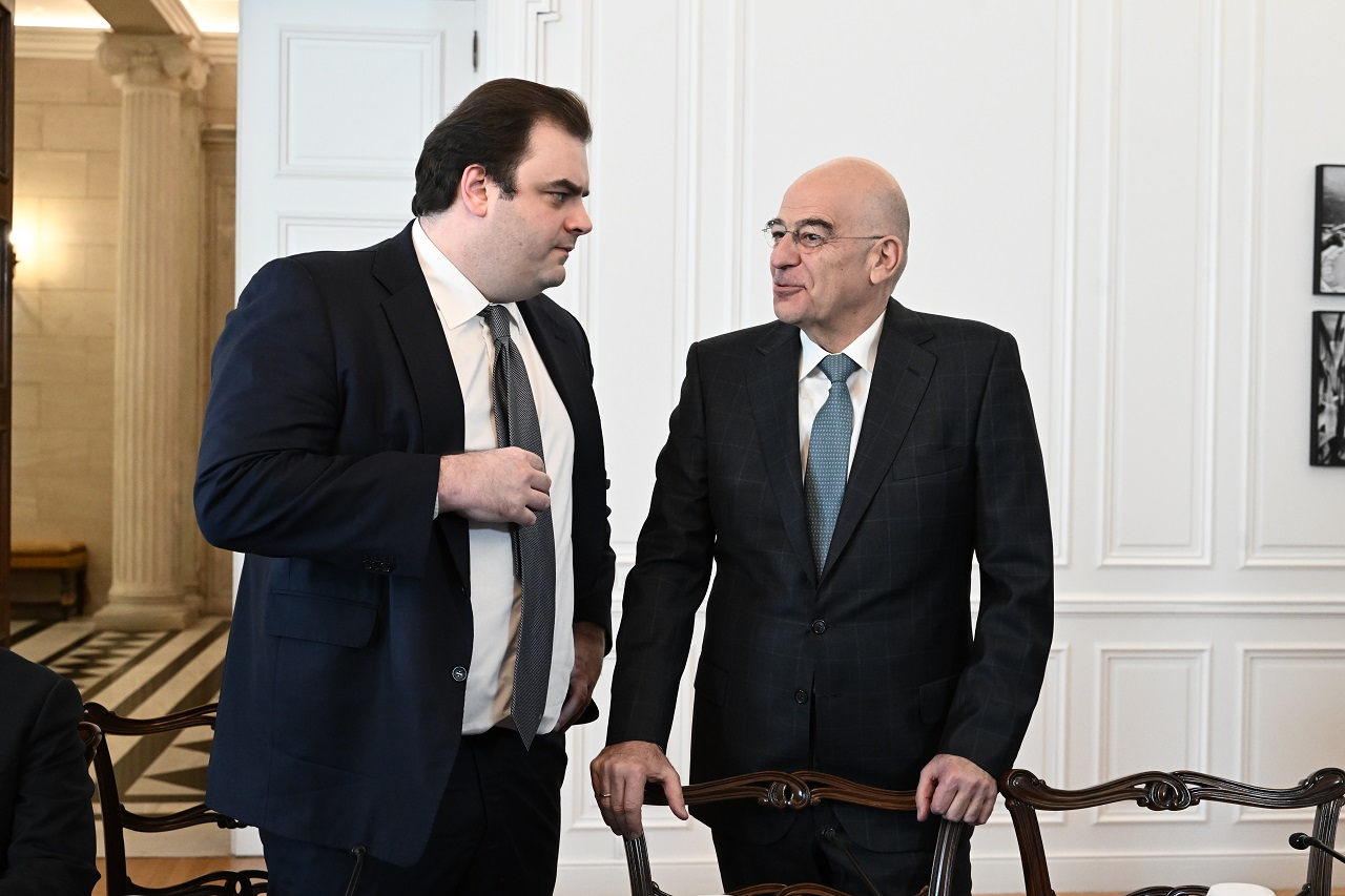 Συνεδρίαση του Υπουργικού Συμβουλίου υπό τον Πρωθυπουργό Κυριάκο Μητσοτάκη, Τετάρτη 24 Ιανουαρίου 2024. Στην συνεδρίαση του Υπουργικού Συμβουλίου παρουσιάστηκε και το νομοσχέδιο για τον γάμο των ομόφυλων ζευγαριών, με φόντο και τη συνεδρίαση της Ιεράς Συνόδου της Εκκλησίας της Ελλάδας, η οποία εξέφρασε την αντίθεσή της σε όσα προβλέπει το προωθούμενο νομοσχέδιο. Εκτός από το νομοσχέδιο για την ισότητα στον γάμο, ο υπουργός Δικαιοσύνης, Γιώργος Φλωρίδης, παρουσίασε το νομοσχέδιο για τον δικαστικό χάρτη. Επίσης ο υπουργός Εξωτερικών, Γιώργος Γεραπετρίτης, παρουσίασε το Στρατηγικό Σχέδιο για τον Απόδημο Ελληνισμό και ο υπουργός Ψηφιακής Διακυβέρνησης, Δημήτρης Παπαστεργίου, το νομοσχέδιο για τα μέτρα εφαρμογής του Κανονισμού (ΕΕ) 2022
(ΤΑΤΙΑΝΑ ΜΠΟΛΑΡΗ