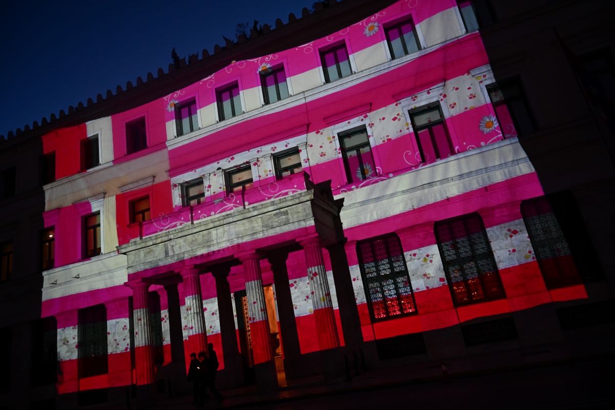 Με τη ροζ σημαία «ντύθηκε» η πρόσοψη του Δήμου Αθηναίων για την Παγκόσμια Ημέρα των Γυναικών