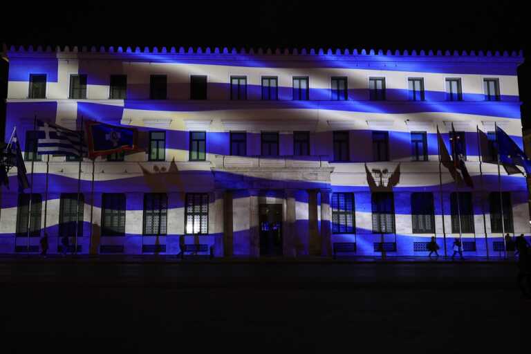 Στα μπλε φωταγωγήθηκε το δημαρχείο της Αθήνας για την 25η Μαρτίου - «Χρόνια Πολλά Ελλάδα»