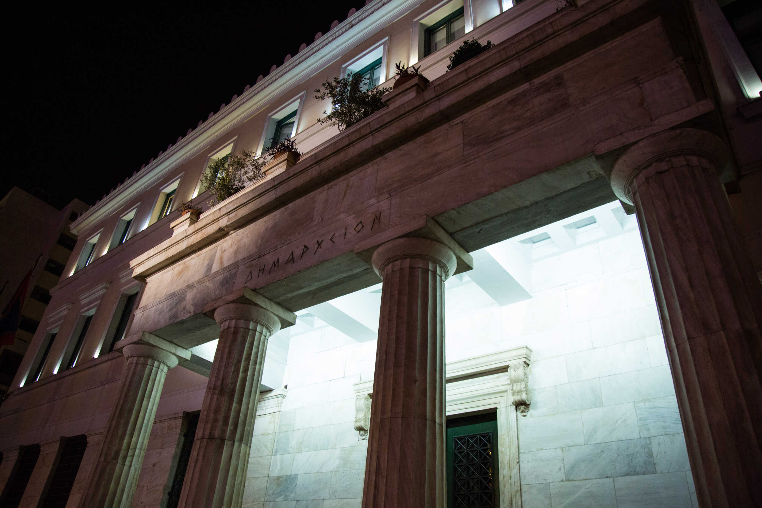 Σκηνές απείρου κάλλους στο Δημαρχείο Αθηνών με την ανοχή Δούκα – Αντιεξουσιαστές διέκοψαν τη συνεδρίαση του Δημοτικού Συμβουλίου 