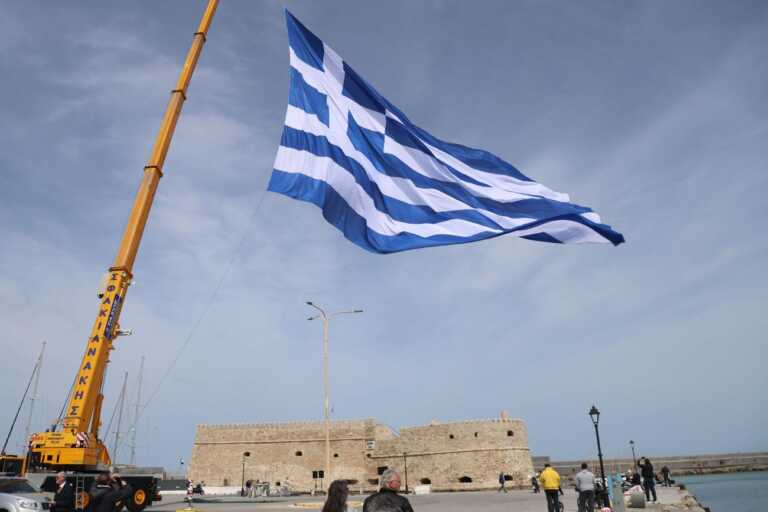 Ελληνική σημαία ενάμιση στρέμμα κυματίζει επιβλητική στο λιμάνι του Ηρακλείου