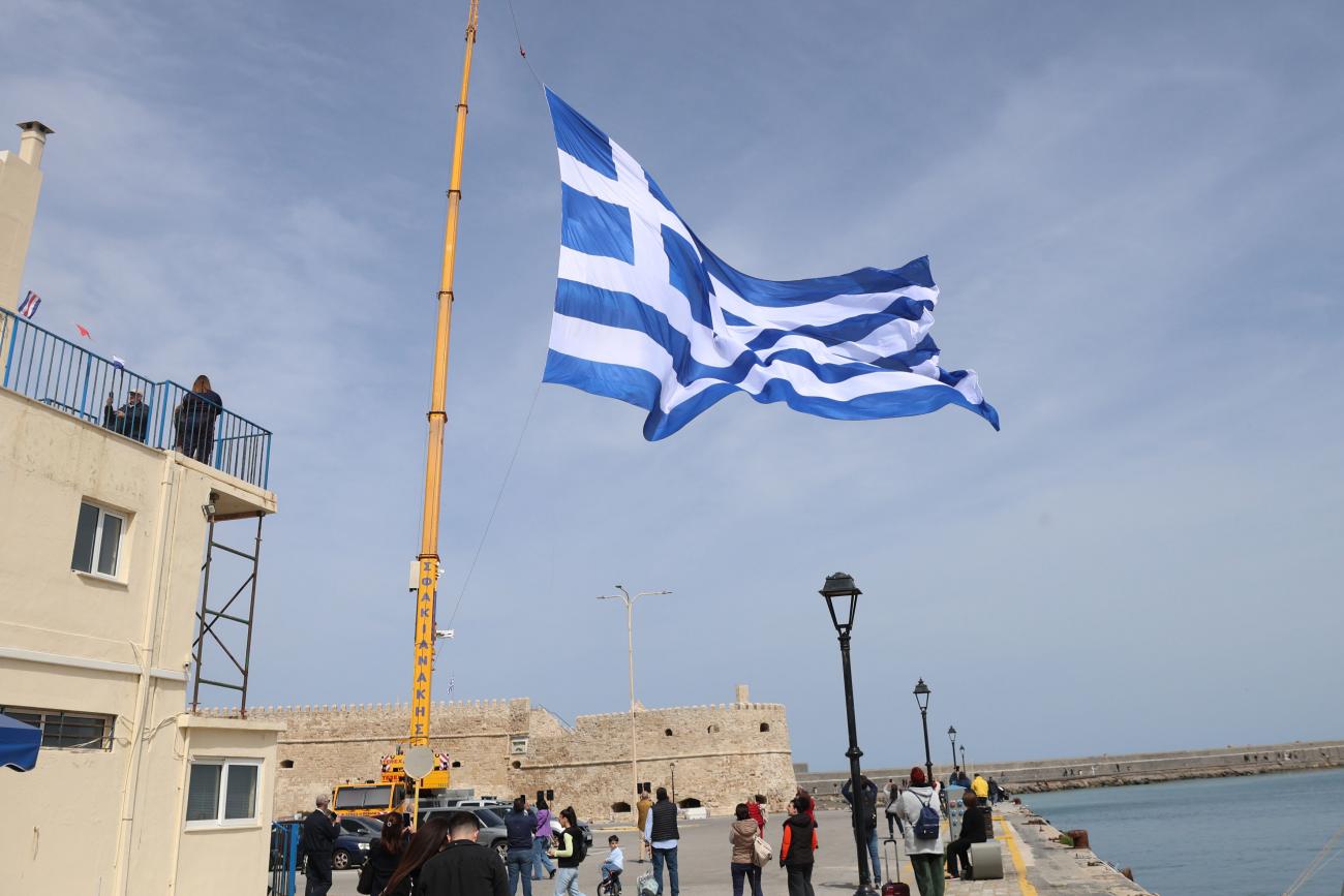 25η Μαρτίου: Ελληνική σημαία ενάμιση στρέμμα κυματίζει επιβλητική στο λιμάνι του Ηρακλείου