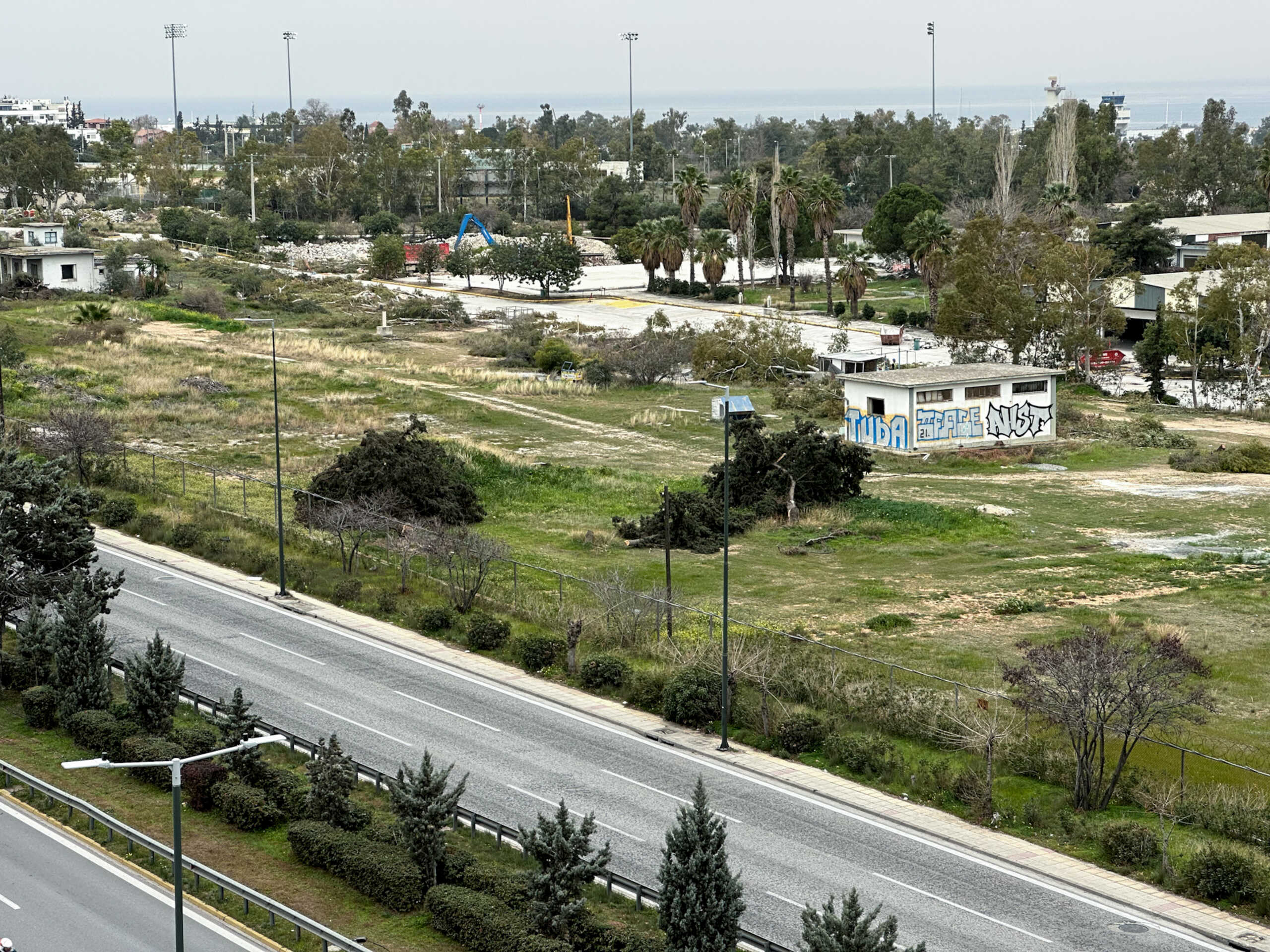 Εργασίες που πραγματοποιούνται στο Ελληνικό στην πλευρά επι της λεωφόρου Βουλιαγμένης πλησίον του σταθμό μετρό "Αργυρουπολη"  Τρίτη 28 Φεβρουαρίου 2023  (ΘΟΔΩΡΗΣ ΧΡΙΣΤΟΔΟΥΛΑΚΗΣ