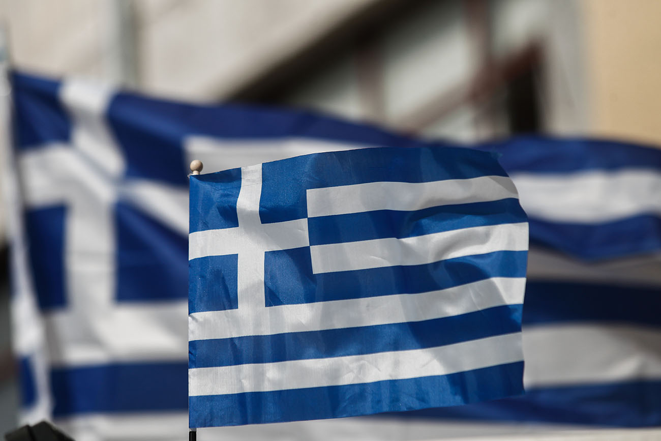 Ελληνικές σημαίες ανεμίζουν στον αέρα.
(ΘΑΝΑΣΗΣ ΚΑΛΛΙΑΡΑΣ