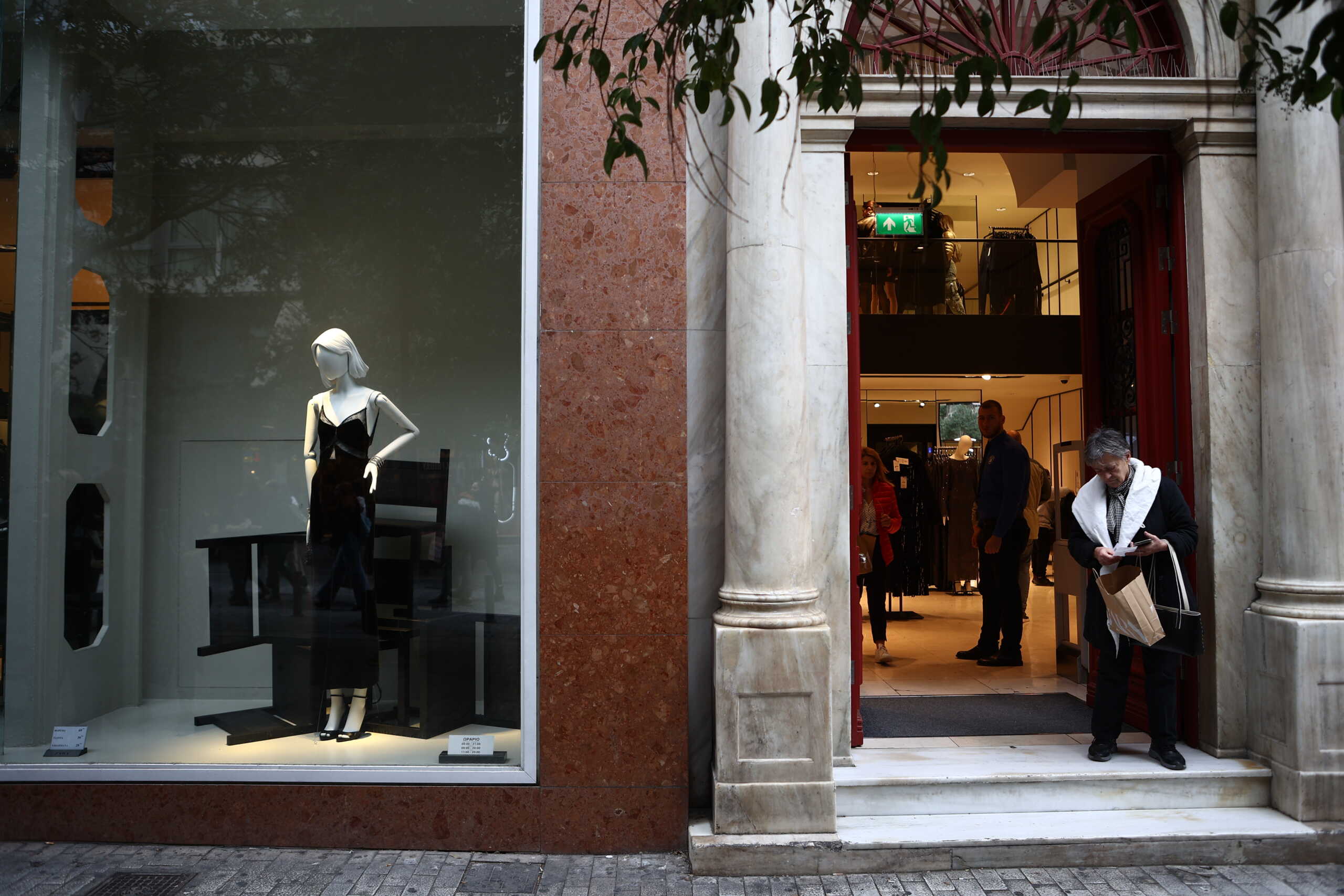 Ανοιχτά τα εμπορικά καταστήματα στον πεζόδρομο της οδού Ερμού στην Αθήνα με τους ιδιοκτήτες τους να συνεχίζουν τις προσφορές της Black Friday, Κυριακή 26 Νοεμβρίου 2023.
(ΒΑΣΙΛΗΣ ΡΕΜΠΑΠΗΣ