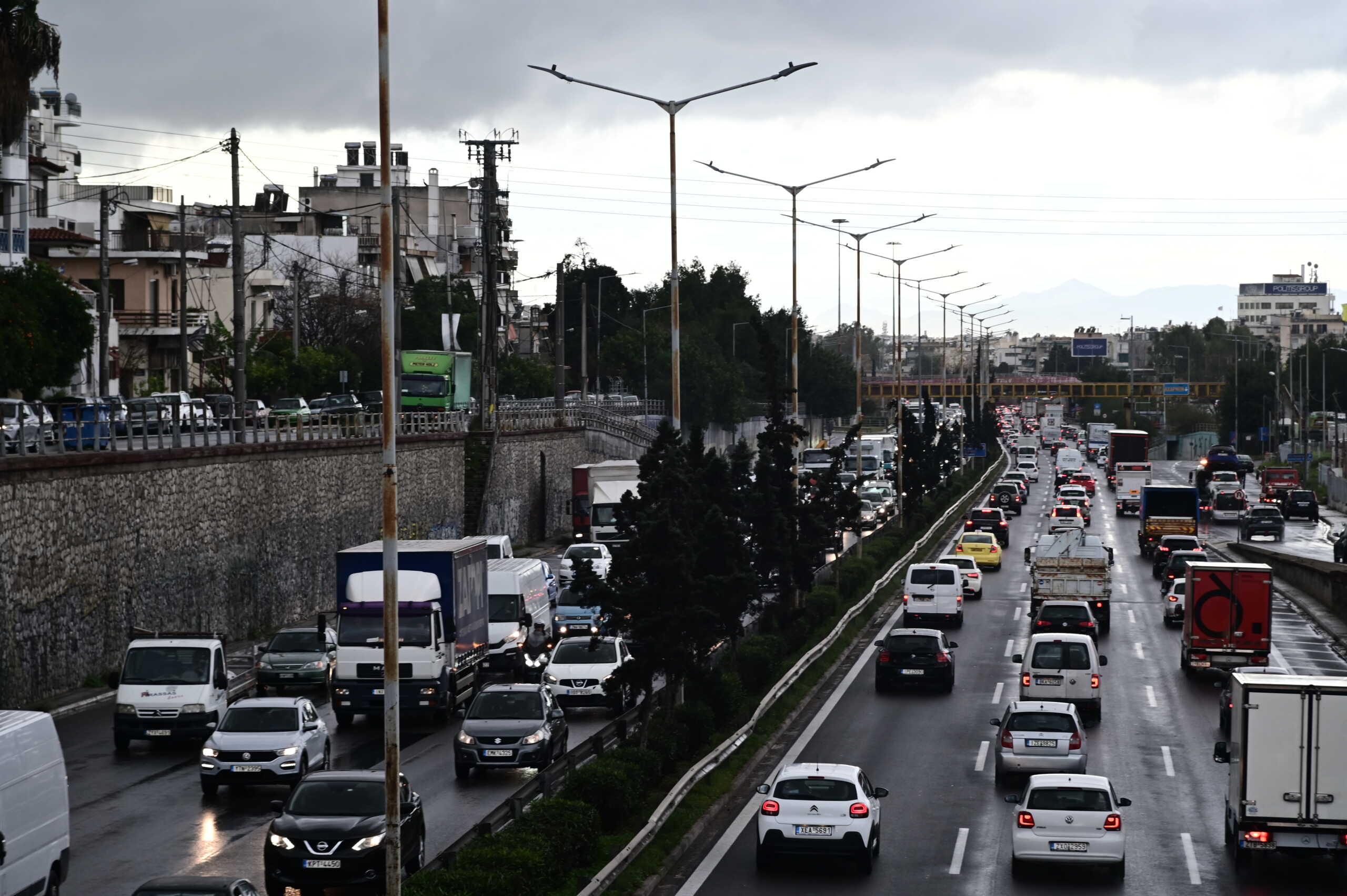 Κυκλοφοριακό κομφούζιο στον Κηφισό: Εξετράπη φορτηγό και γέμισε χαλίκια ο δρόμος