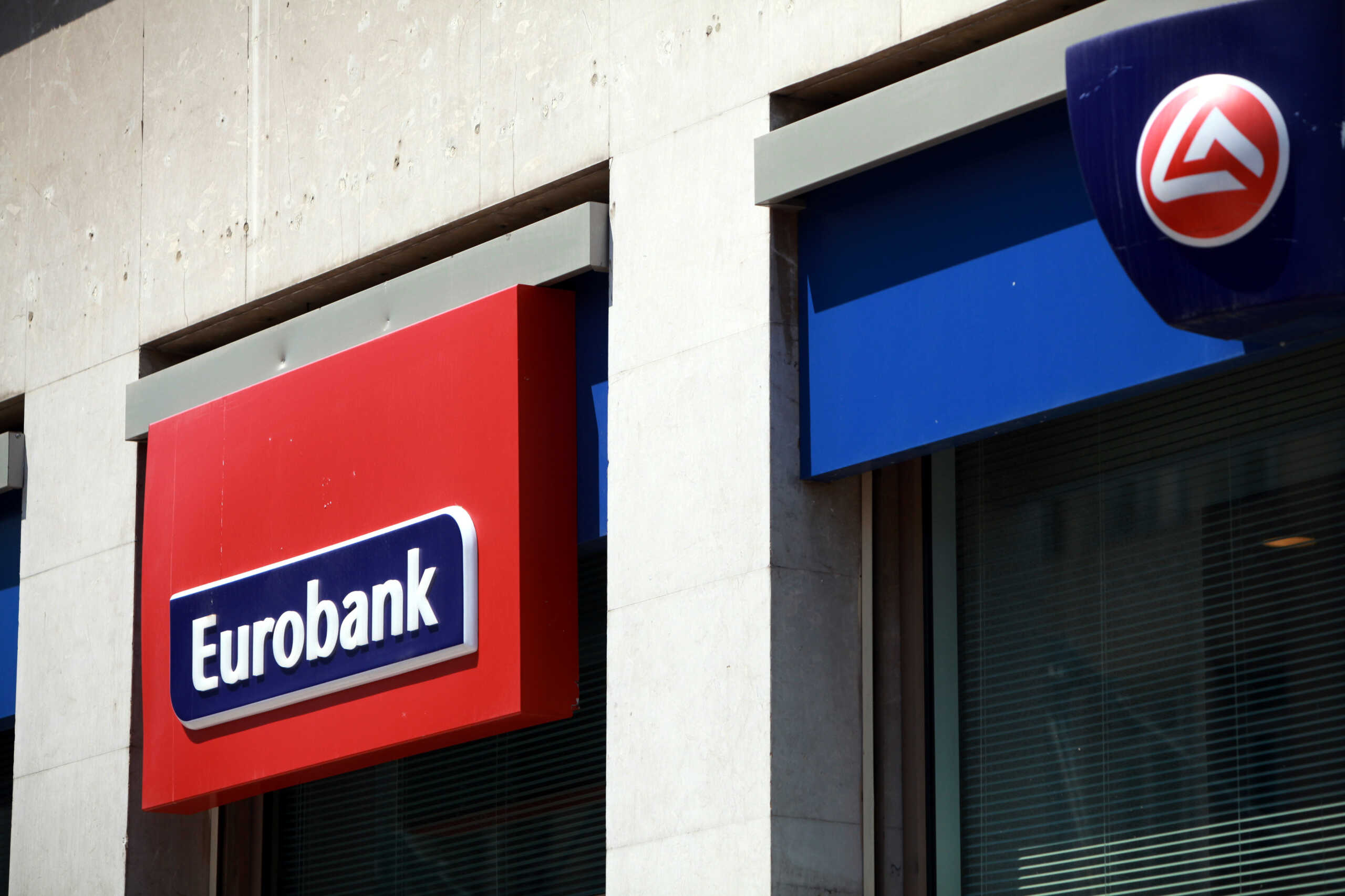 29-8-2011ÁÈÇÍÁ- ÔÑÁÐÅÆÁ EUROBANK.(EUROKINISSI-ÃÅÙÑÃÉÁ ÐÁÍÁÃÏÐÏÕËÏÕ)