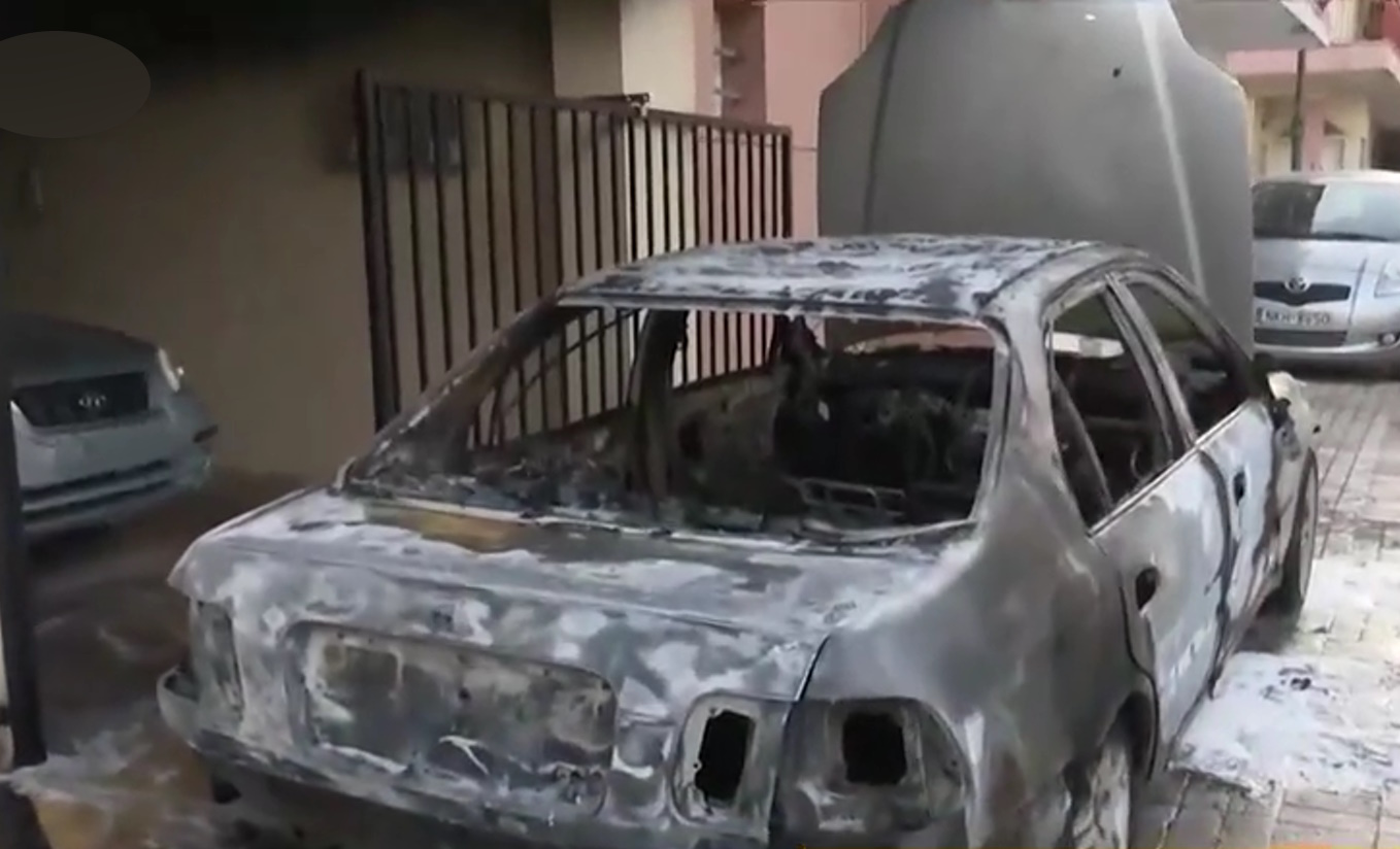 Θεσσαλονίκη: Φωτιά σε αυτοκίνητο – Κινδύνεψαν οι ένοικοι πολυκατοικίας