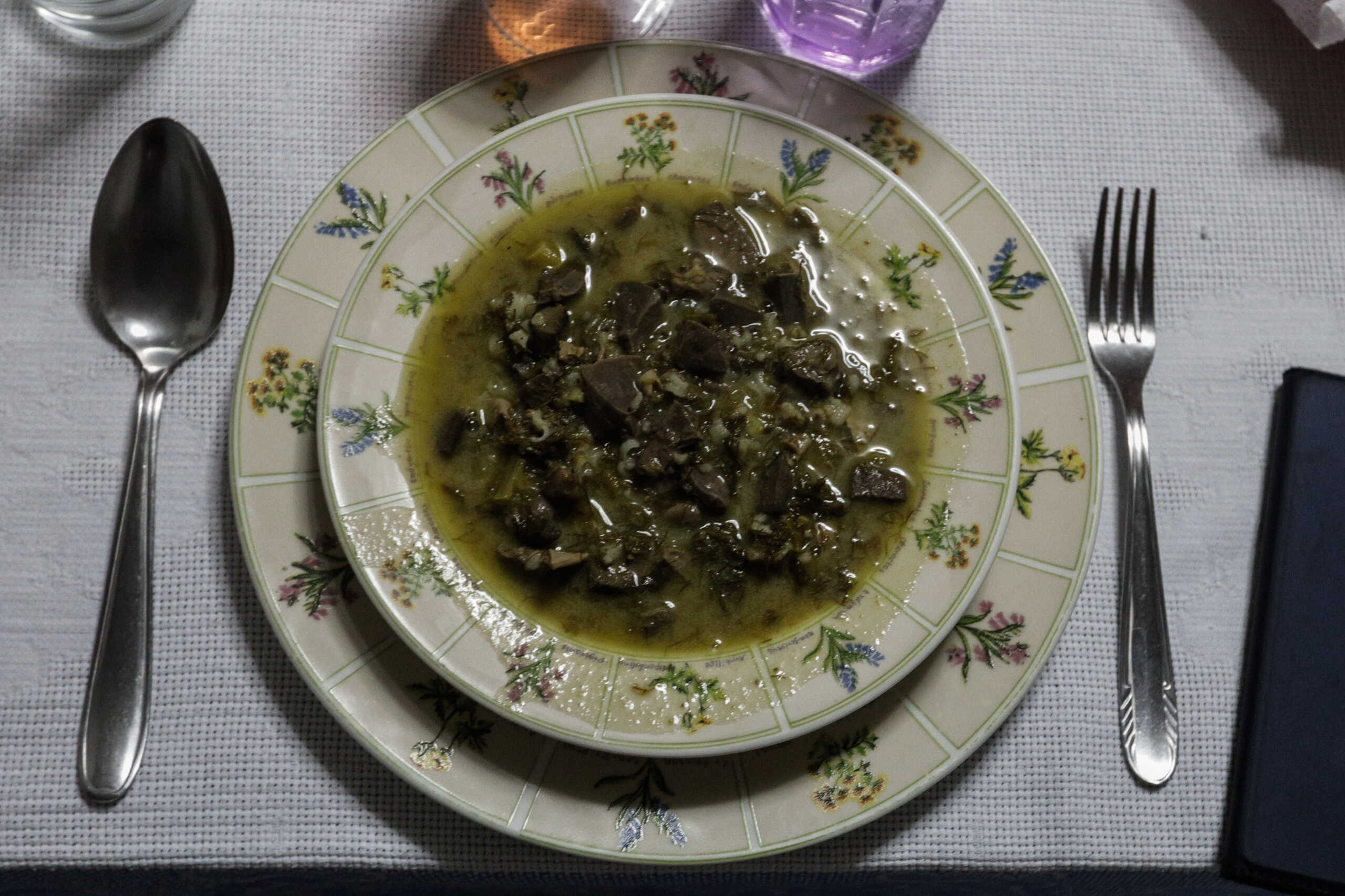 Μαγειρίτσα σε πιάτο στο πασχαλινό τραπέζι.
(ΓΙΩΡΓΟΣ ΚΟΝΤΑΡΙΝΗΣ