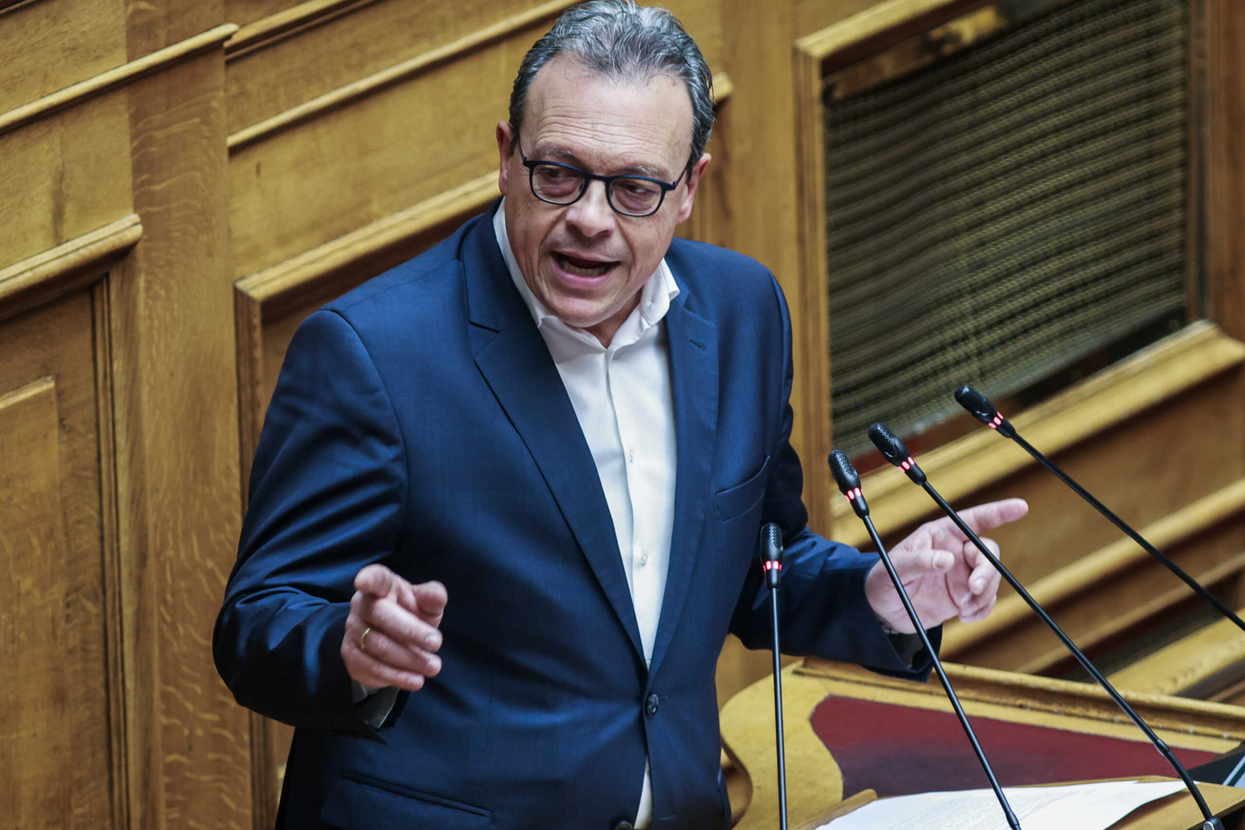 Τρίτη ημέρα της συζήτησης στην Ολομέλεια της Βουλής της πρότασης δυσπιστίας στην κυβέρνηση που κατέθεσε ο πρόεδρος του ΠΑΣΟΚ-Κινήματος Αλλαγής Νίκος Ανδρουλάκης, με αφορμή το δημοσίευμα του "Βήματος της Κυριακής" για αλλοίωση των διαλόγων του σταθμάρχη της Λάρισας με τους μηχανοδηγούς το βράδυ της 28ης Φεβρουαρίου 2023, όταν και συνέβη η πολύνεκρη σύγκρουση αμαξοστοιχιών στα Τέμπη, Πέμπτη 28 Μαρτίου 2024. Την πρόταση δυσπιστίας του ΠΑΣΟΚ-Κινήματος Αλλαγής στηρίζουν ΣΥΡΙΖΑ-Προοδευτική Συμμαχία, ΚΚΕ, Νέα Αριστερά, Ελληνική Λύση και Πλεύση Ελευθερίας. 
(ΓΙΩΡΓΟΣ ΚΟΝΤΑΡΙΝΗΣ