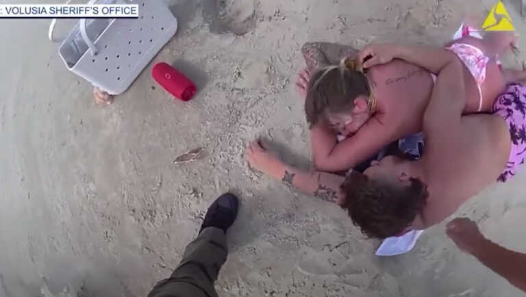 Αστυνομικοί εντοπίζουν ζευγάρι μεθυσμένων να κοιμάται σε παραλία της Φλόριντα ενώ τα παιδιά τους έχουν εξαφανιστεί
