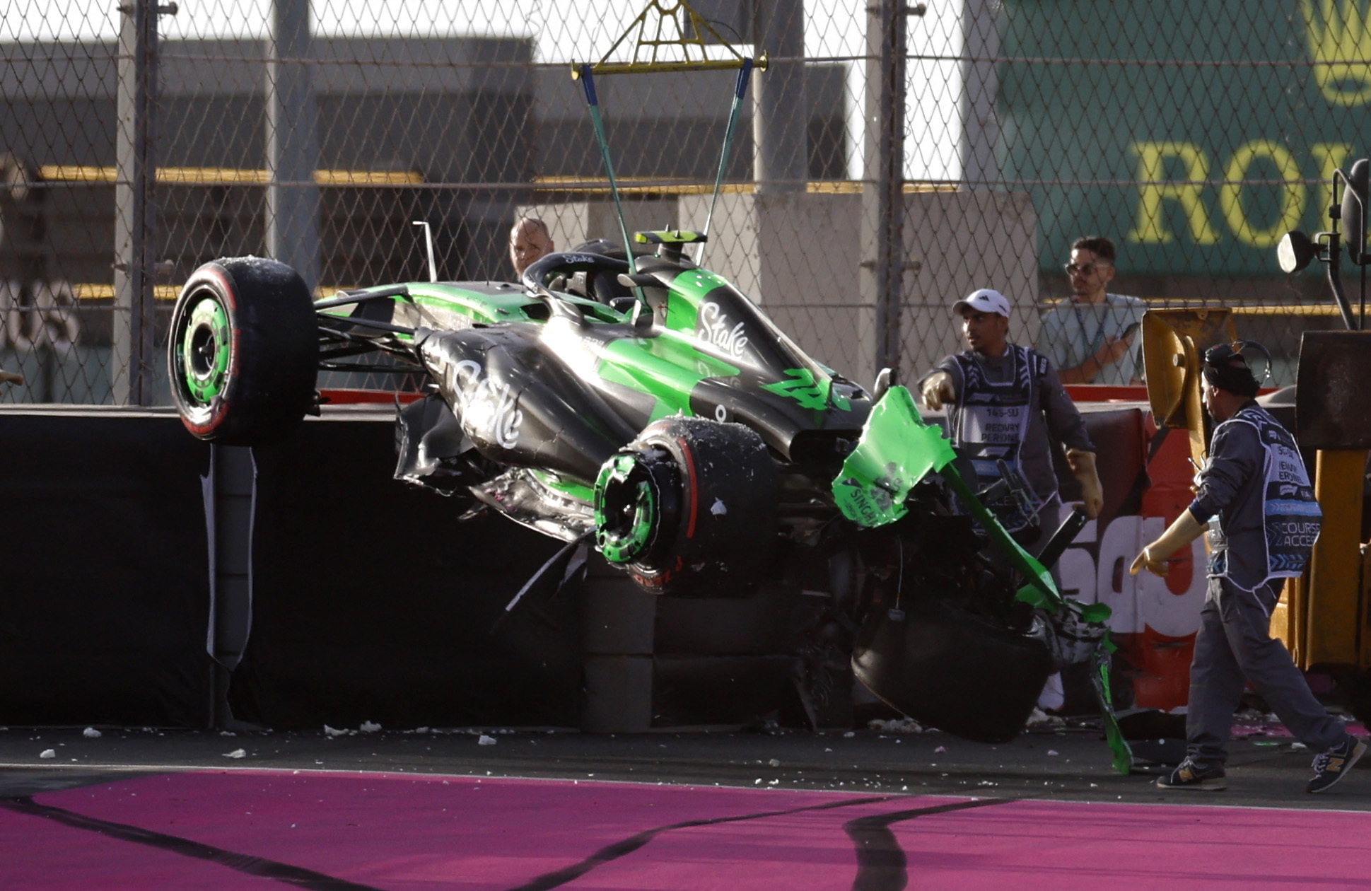 Formula 1: Τρομακτικό ατύχημα πιλότου που καρφώθηκε στις προστατευτικές μπαριέρες