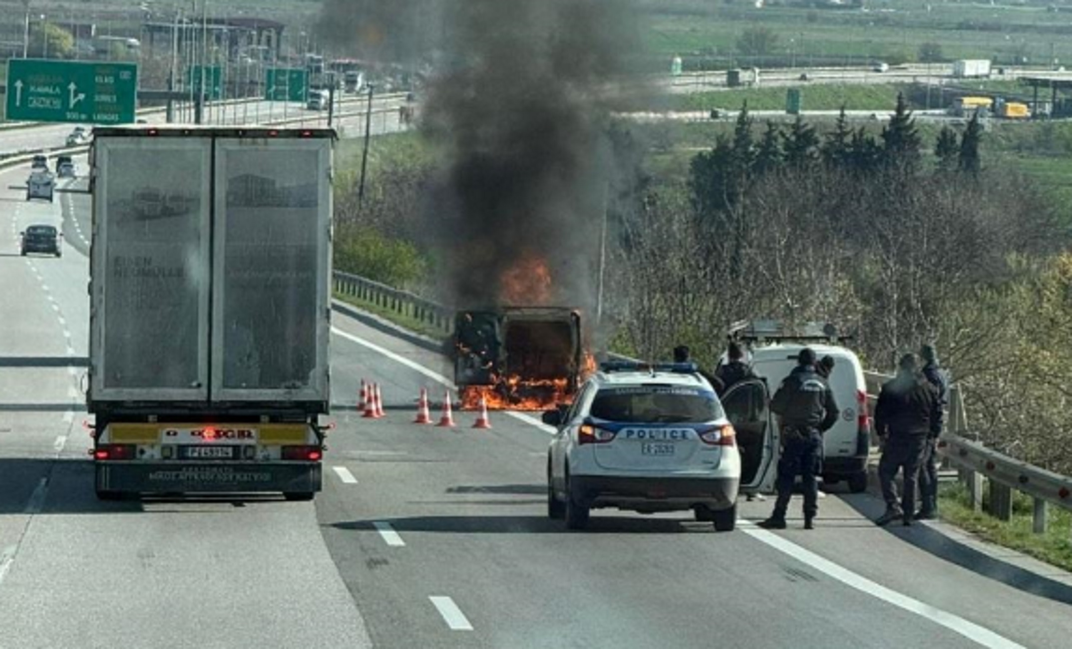 Εγνατία Οδός: Η στιγμή που φορτηγό πιάνει φωτιά και τυλίγεται στις φλόγες