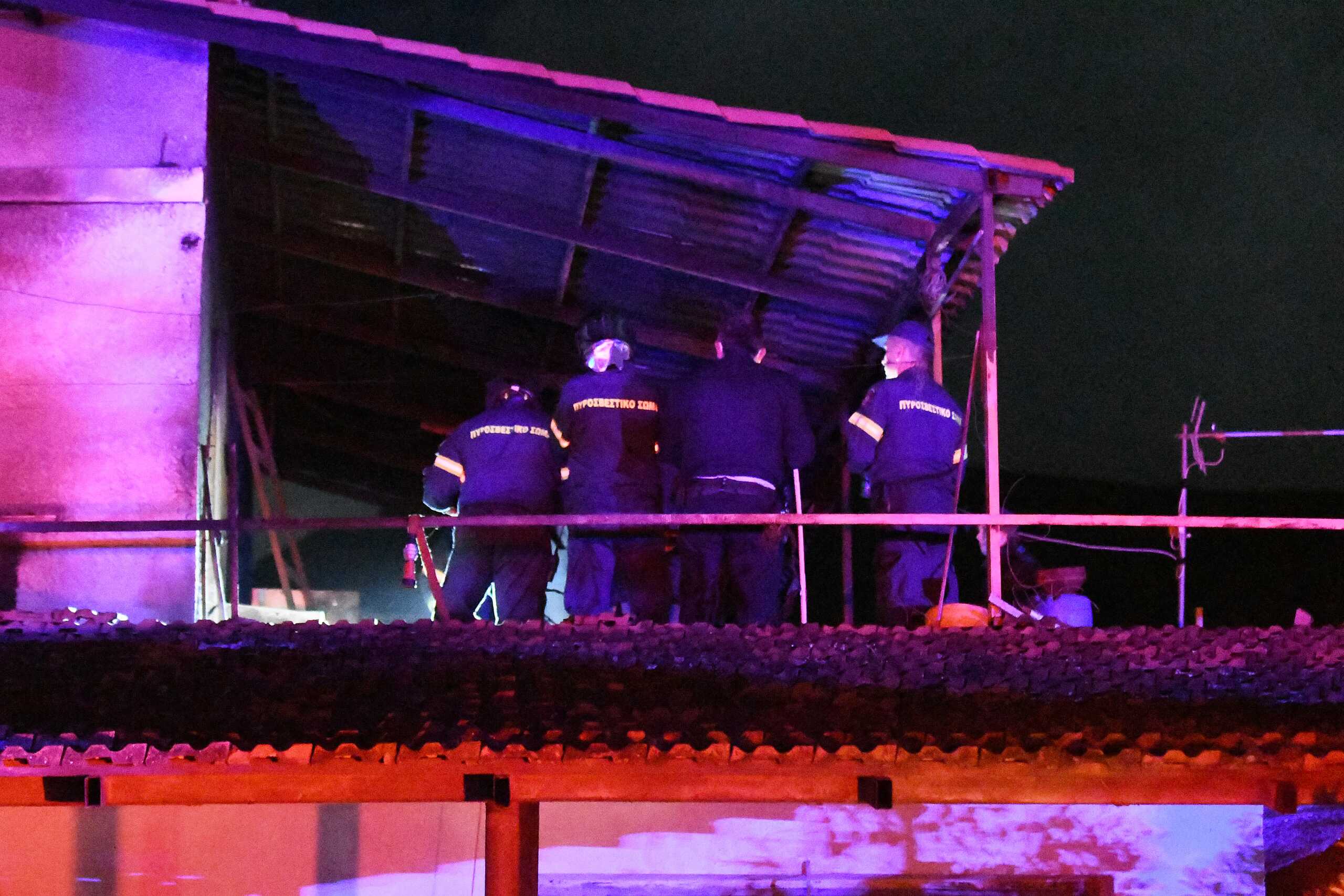 Αργολίδα - Νεκρός εντοπίστηκε ένας ηλικιωμένος άντρας κατά τη διάρκεια κατάσβεσης πυρκαγιάς σε μονοκατοικία στο Μοναστηράκι Δήμου Άργους - Μυκηνών το βράδυ του Σαββάτου 25 Νοεμβρίου .
Η πυροσβεστική ειδοποιήθηκε για τη φωτιά και έσπευσε στο σημείο. Οι πυροσβέστες κατά τη διάρκεια της κατάσβεσης εντόπισαν τον ηλικιωμένο άνδρα χωρίς τις αισθήσεις του.
Έρευνες για τα αίτια της φωτιάς διενεργεί το ανακριτικό τμήμα της Πυροσβεστικής  Υπηρεσίας Άργους. (Βασίλης Παπαδόπουλος