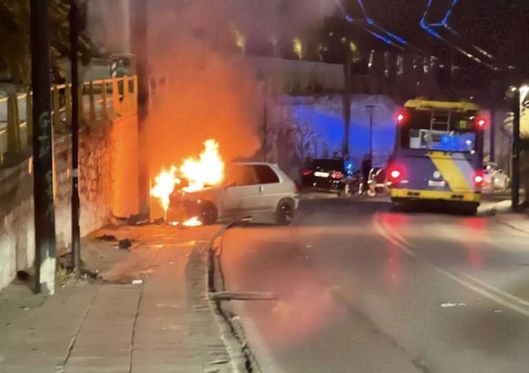 Αυτοκίνητο καρφώθηκε σε κολώνα στη Νέα Φιλαδέλφεια και τυλίχθηκε στις φλόγες - Στο νοσοκομείο ο οδηγός