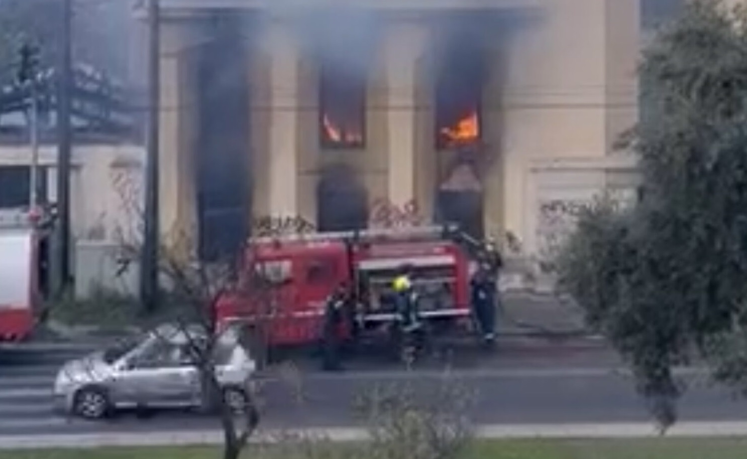 Φωτιά στον Πειραιά σε κτίριο κοντά στο παλιό εργοστάσιο του Κεράνη