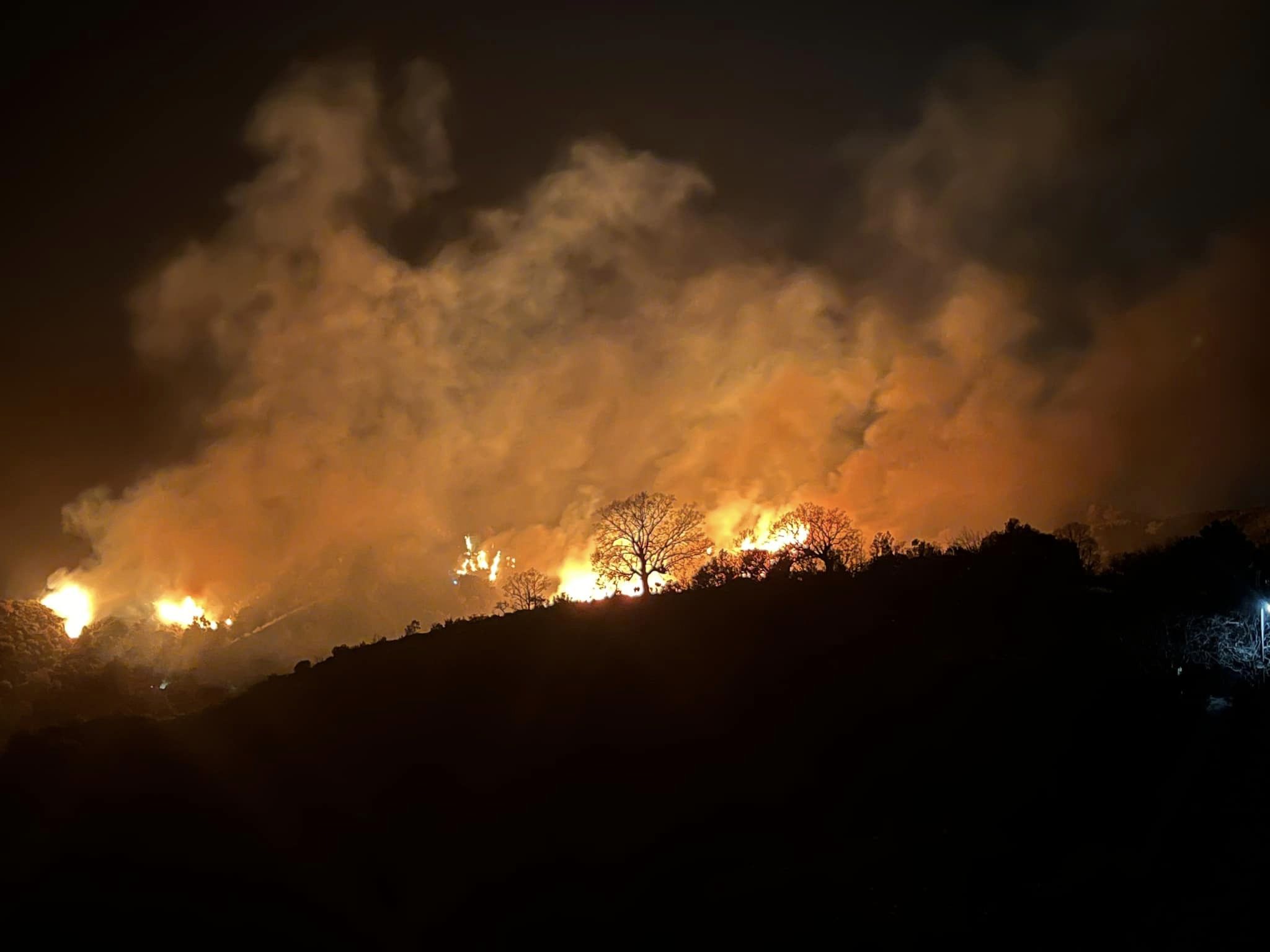 Μεγάλη φωτιά στον Ταϋγετο, πλησιάζει στον οικισμό Αράχωβα και εξετάζεται εκκένωση