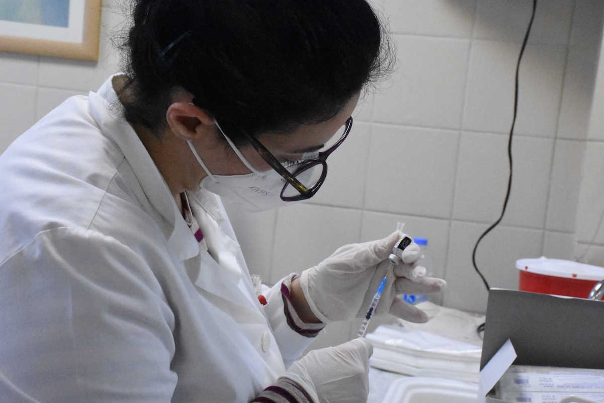 ΑΡΓΟΛΙΔΑ -Ξεκίνησε σήμερα 8 Ιανουαρίου 2021 ο εμβολιασμός των υγειονομικών στα νοσοκομεία της Αργολίδας για το νέο κορωνοϊό Covid-19. Σύμφωνα με τον προγραμματισμό που έχει γίνει, μέσα στις επόμενες μέρες θα εμβολιαστούν 145 άτομα στο νοσοκομείο ¶ργους και 115 στο νοσοκομείο Ναυπλίου. (Eurokinissi-Βασίλης Παπαδόπουλος)
