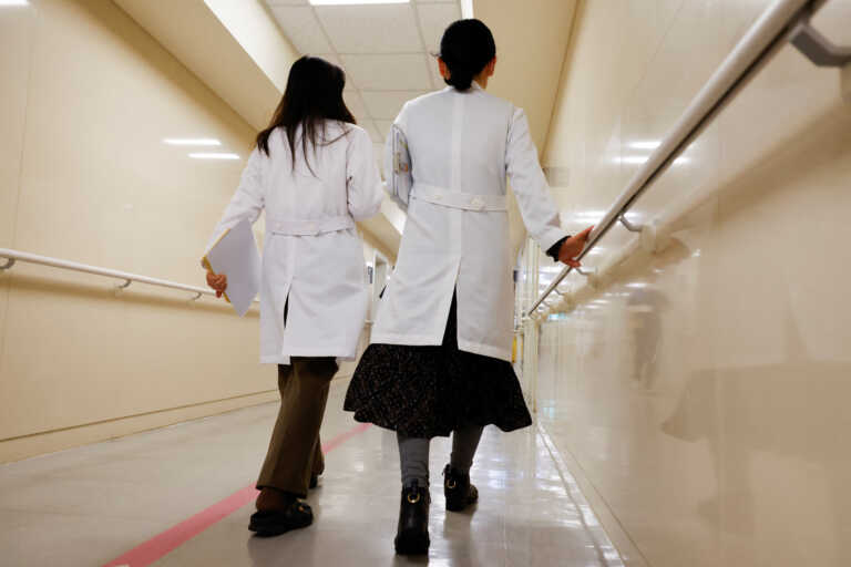 Οργή εργαστηριακών γιατρών για τροπολογία που μπήκε εμβόλιμα «για να εμποδίσει απεργία»