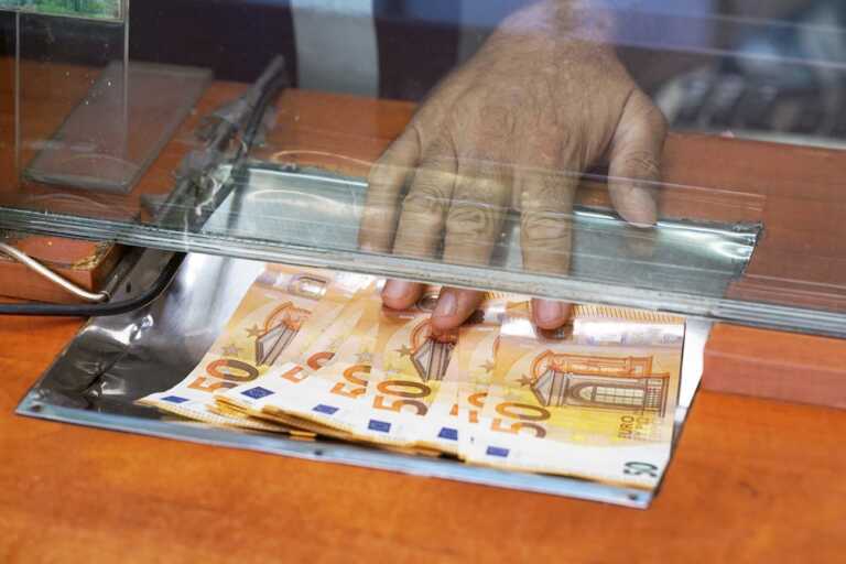 Ρεκόρ εισπράξεων από κατασχέσεις και πληρωμές «έναντι» οφειλής στον ΕΦΚΑ – Ξεπέρασαν τα έσοδα από ρυθμίσεις