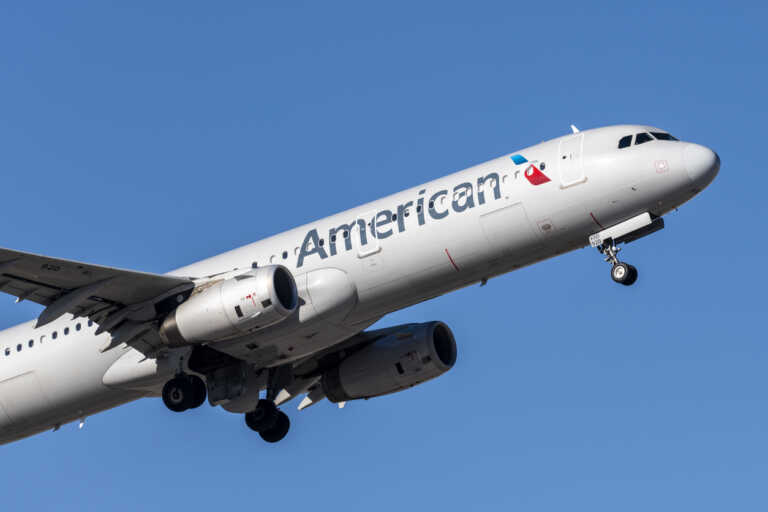 Πανδαιμόνιο σε πτήση της American Airlines: Επιβάτης έβριζε με αντισημιτικά σχόλια αεροσυνοδό και τον πέταξαν έξω