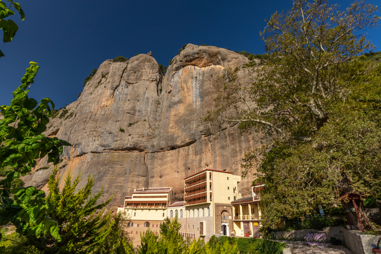 Μέγα Σπήλαιο, η αρχαιότερη Μονή της Ελλάδας – Η ιστορία και οι θησαυροί της