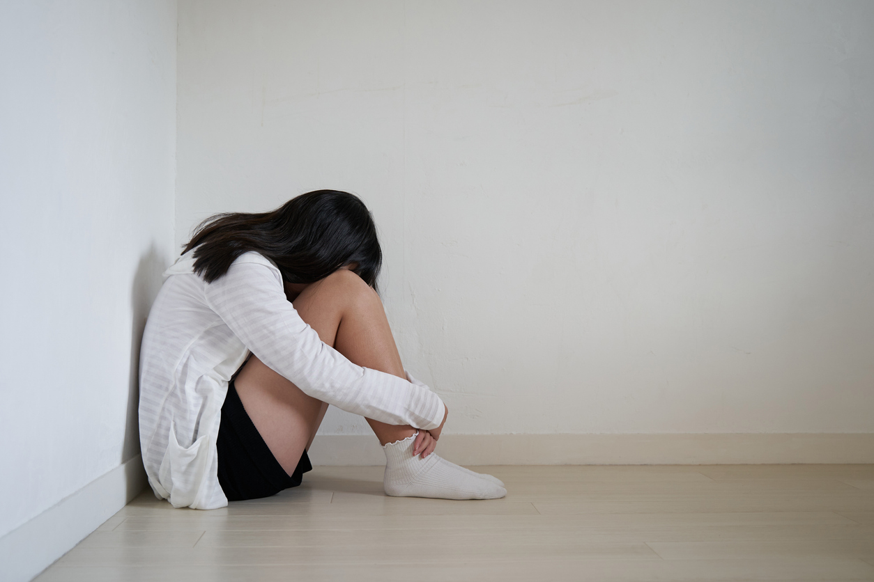 Japanese junior high school girls blocking up in the living room