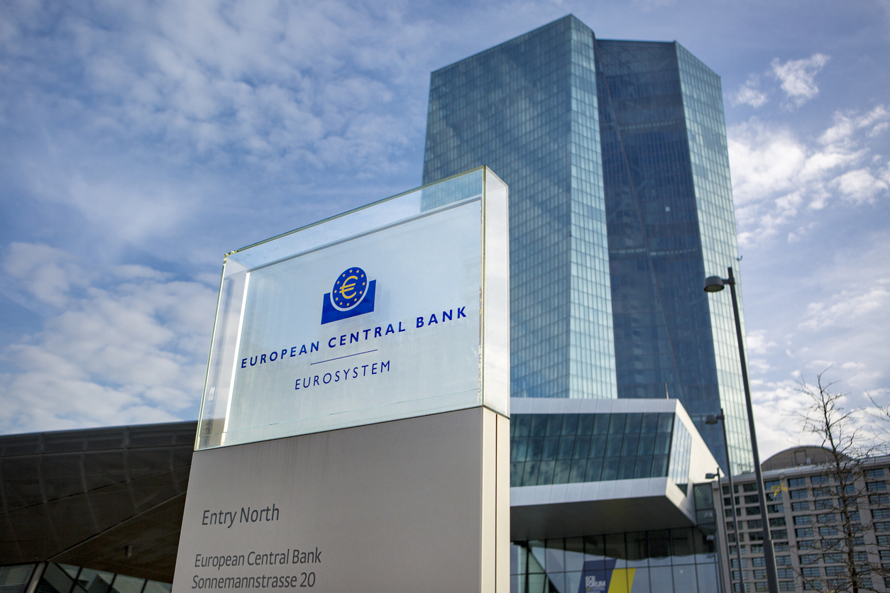 Ερωτήσεις και μάλλον «εύκολες» απαντήσεις για τα επιτόκια της ΕΚΤ και την «εξάρτηση» του Ευρώ από το δολάριο