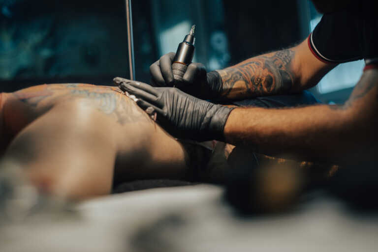 «Μόνο τατουάζ σε κάποια κορίτσια έχω κάνει» λέει ο tatoo artist που αφέθηκε ελεύθερος με περιοριστικούς όρους