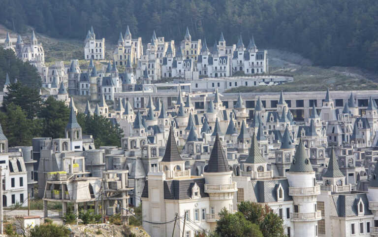 Burj Al Babas: Η εγκαταλελειμμένη πόλη στην Τουρκία με τα κάστρα που θυμίζουν Disney