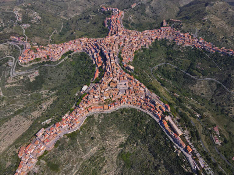 Τσεντουρίπε: Η πόλη της Σικελίας που έχει σχήμα ανθρώπου