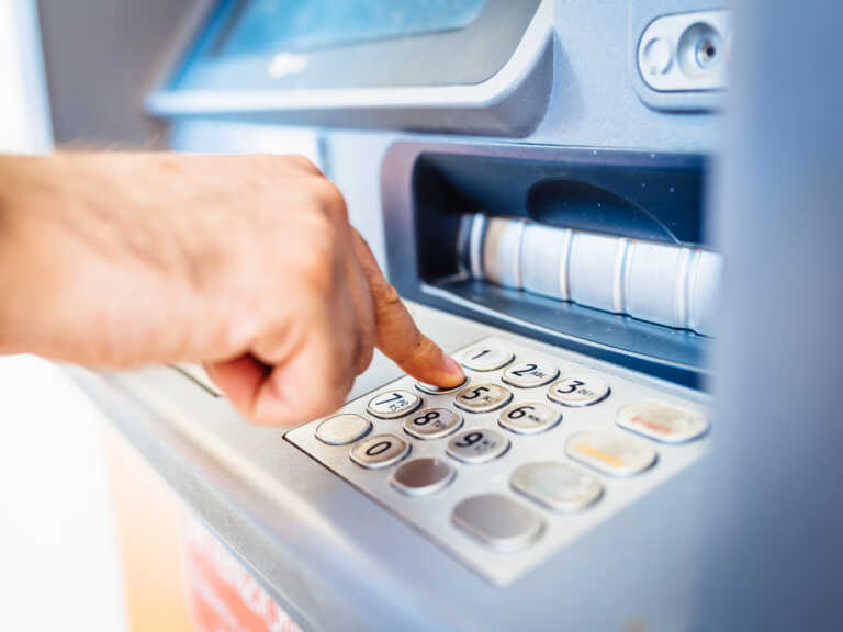 Γιατί το PIN των ATM στις περισσότερες τράπεζες έχει 4 ψηφία